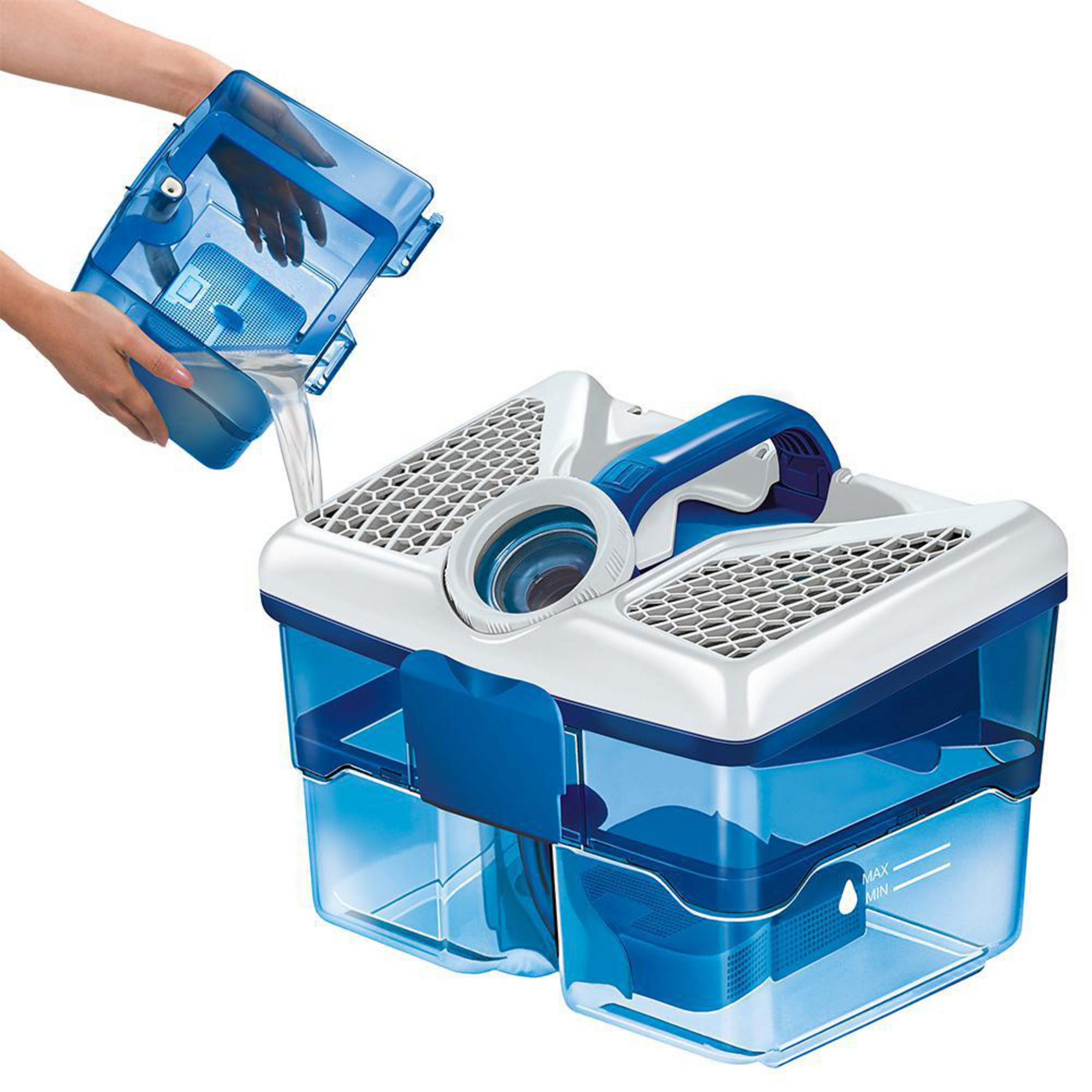 Osoba wlewa wodę do niebiesko-białego zbiornika na wodę odkurzacza.