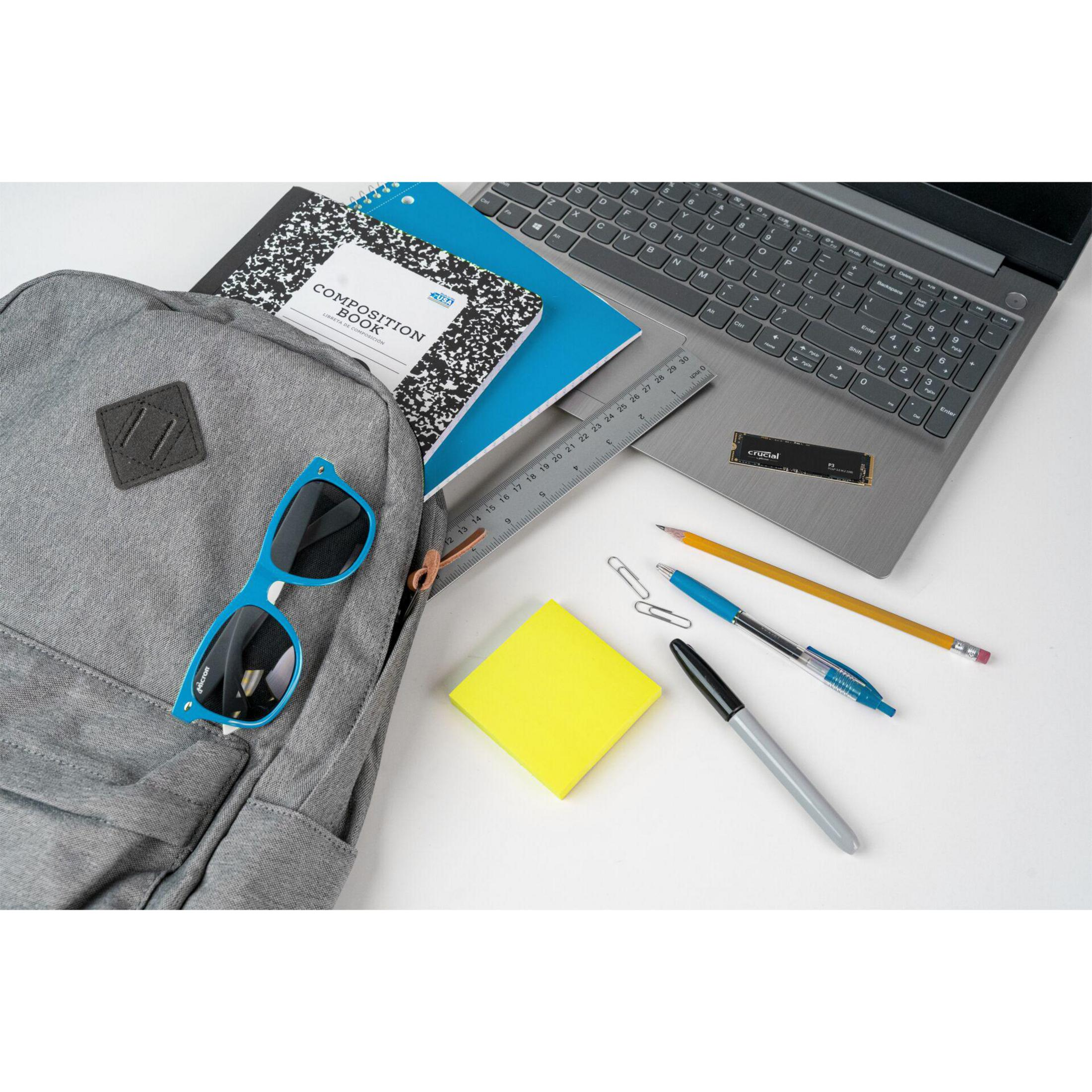 Plecak z przyborami szkolnymi: laptop, notatnik, długopisy, linijka, okulary przeciwsłoneczne i karteczki samoprzylepne.