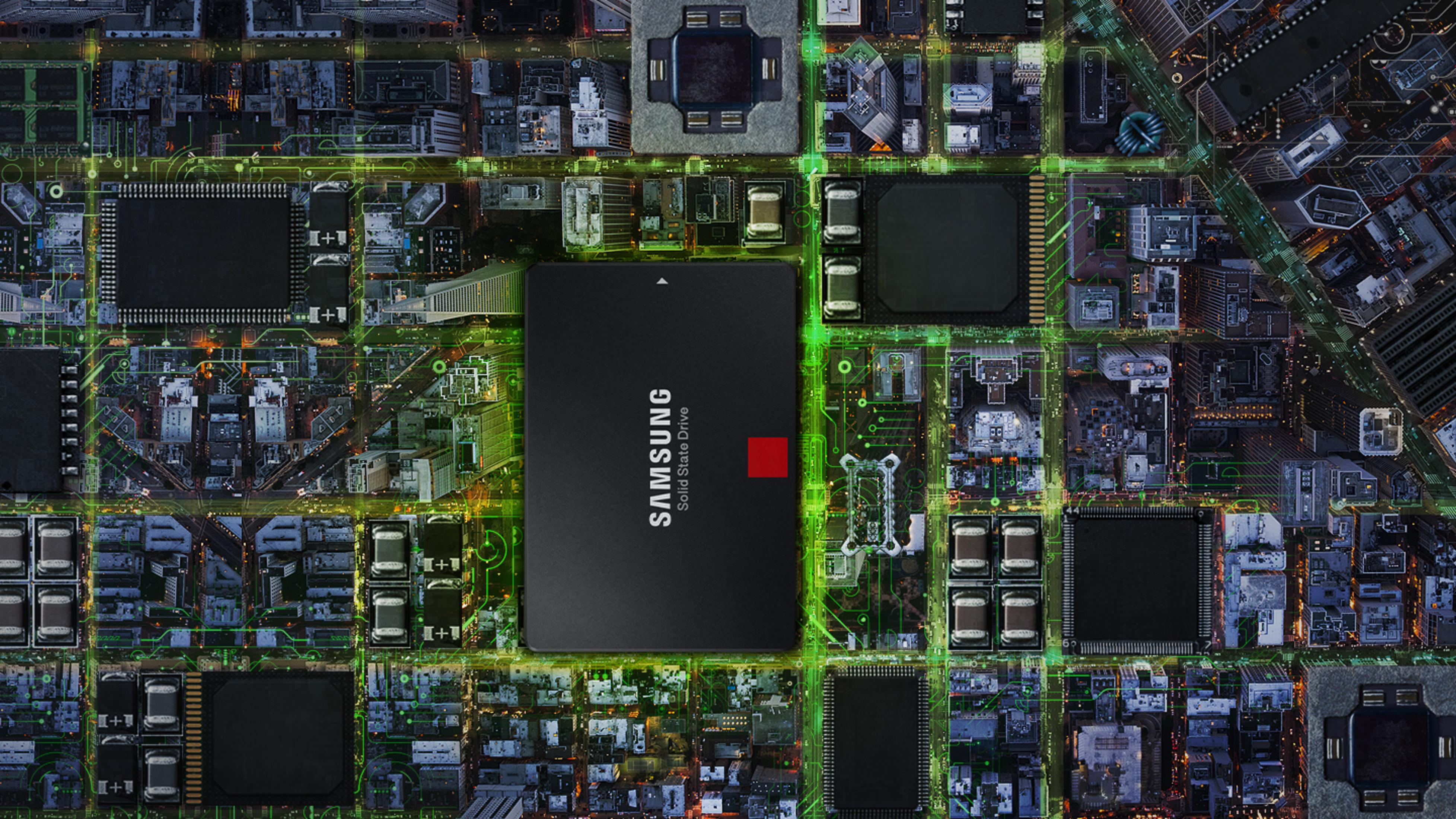 Eine Samsung SSD auf einem grünen Leiterplattenhintergrund.