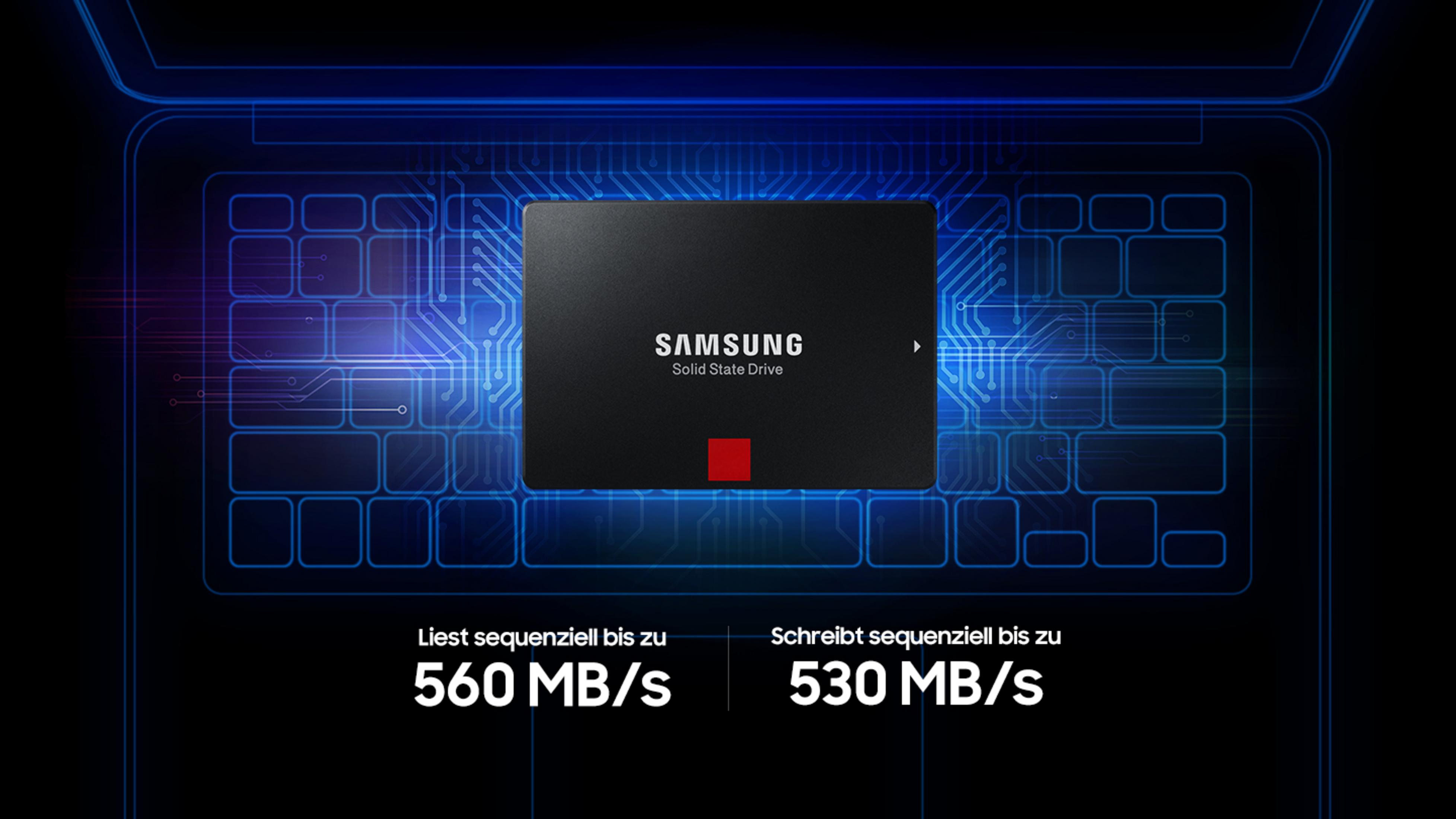 Schwarze SSD. Blauer Hintergrund und Text über Lese-/Schreibgeschwindigkeit.