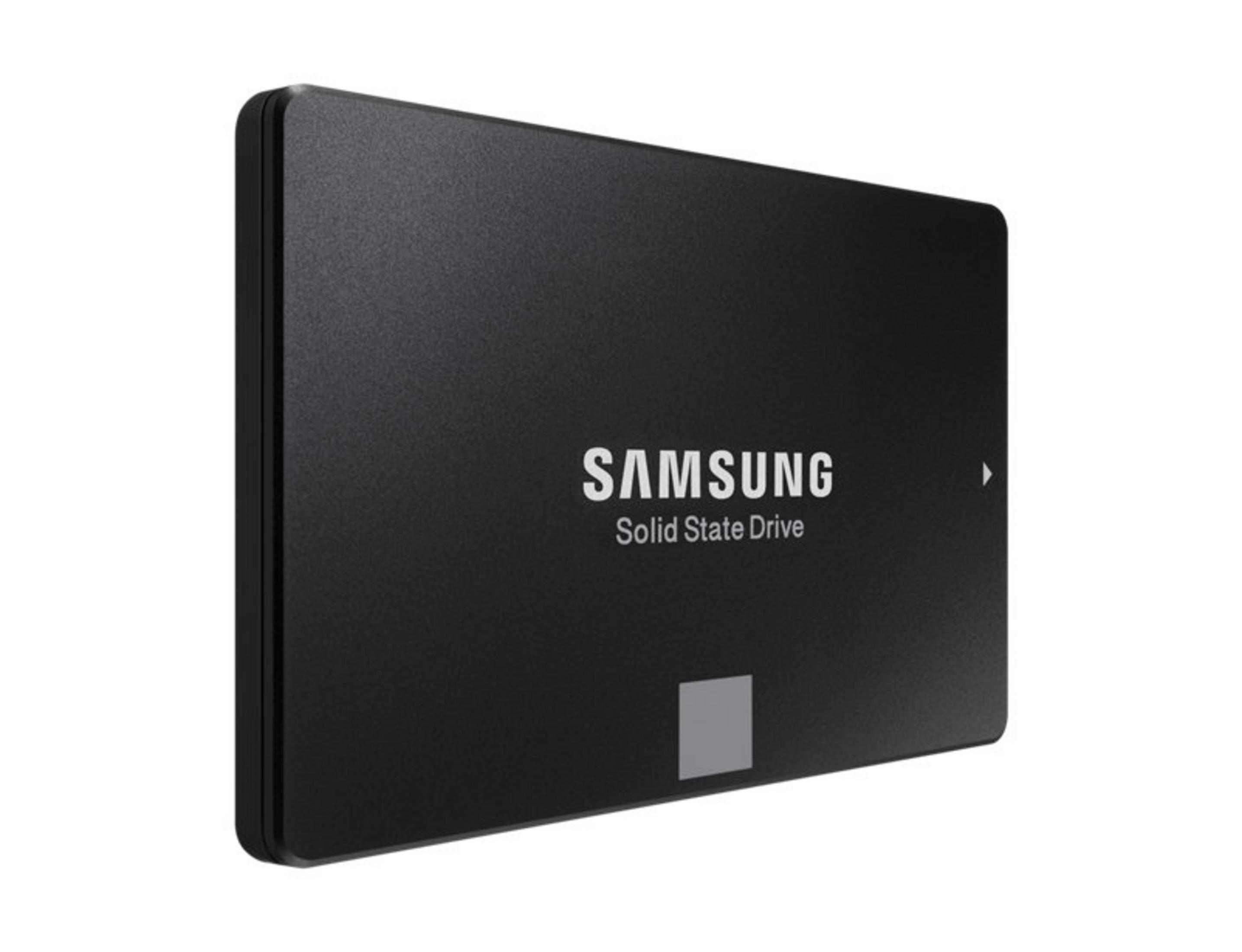 Schwarze Samsung SSD auf weißem Hintergrund. Das Laufwerk ist angewinkelt, zeigt Logo und ein kleines graues Quadrat.