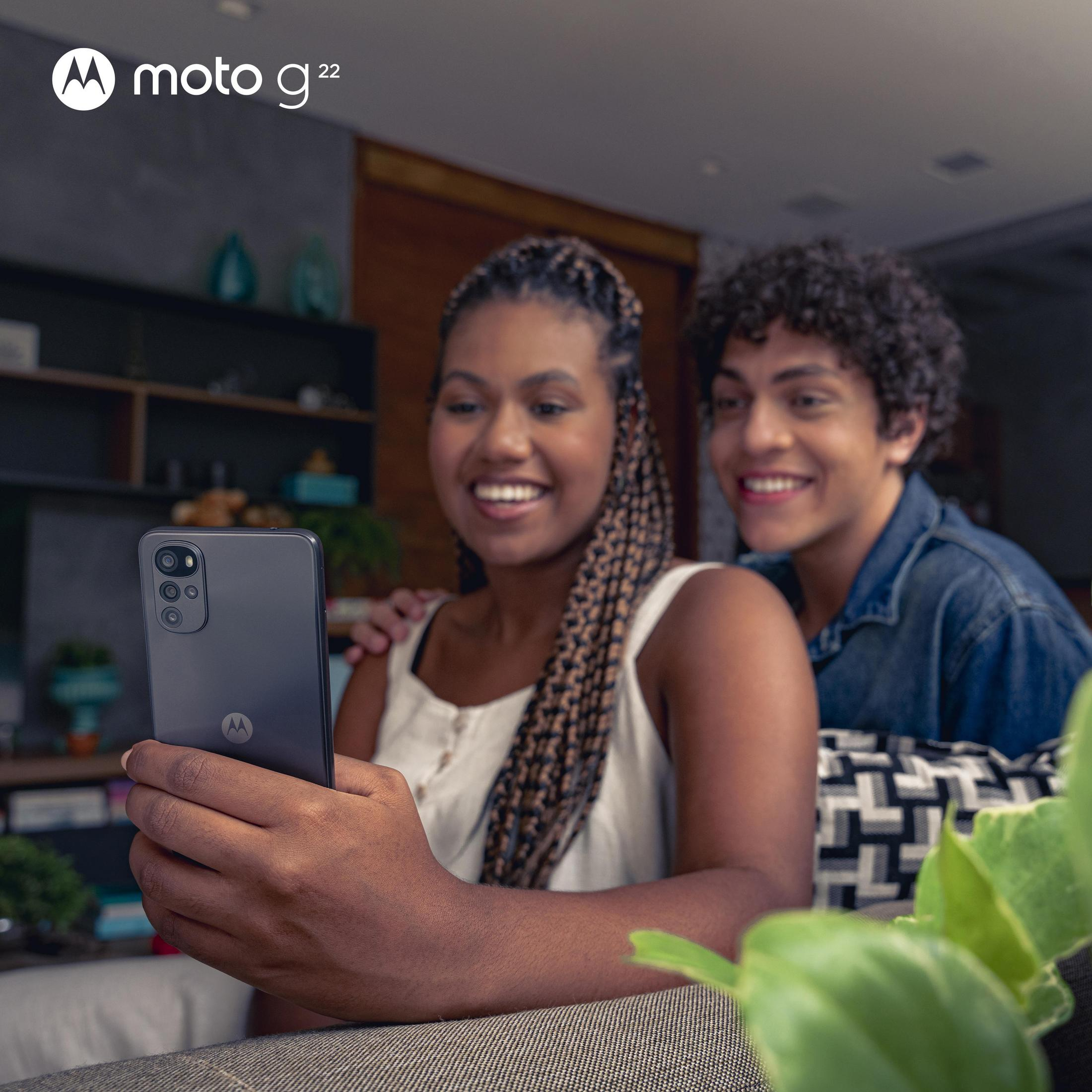 Dwie osoby robiące sobie selfie telefonem.