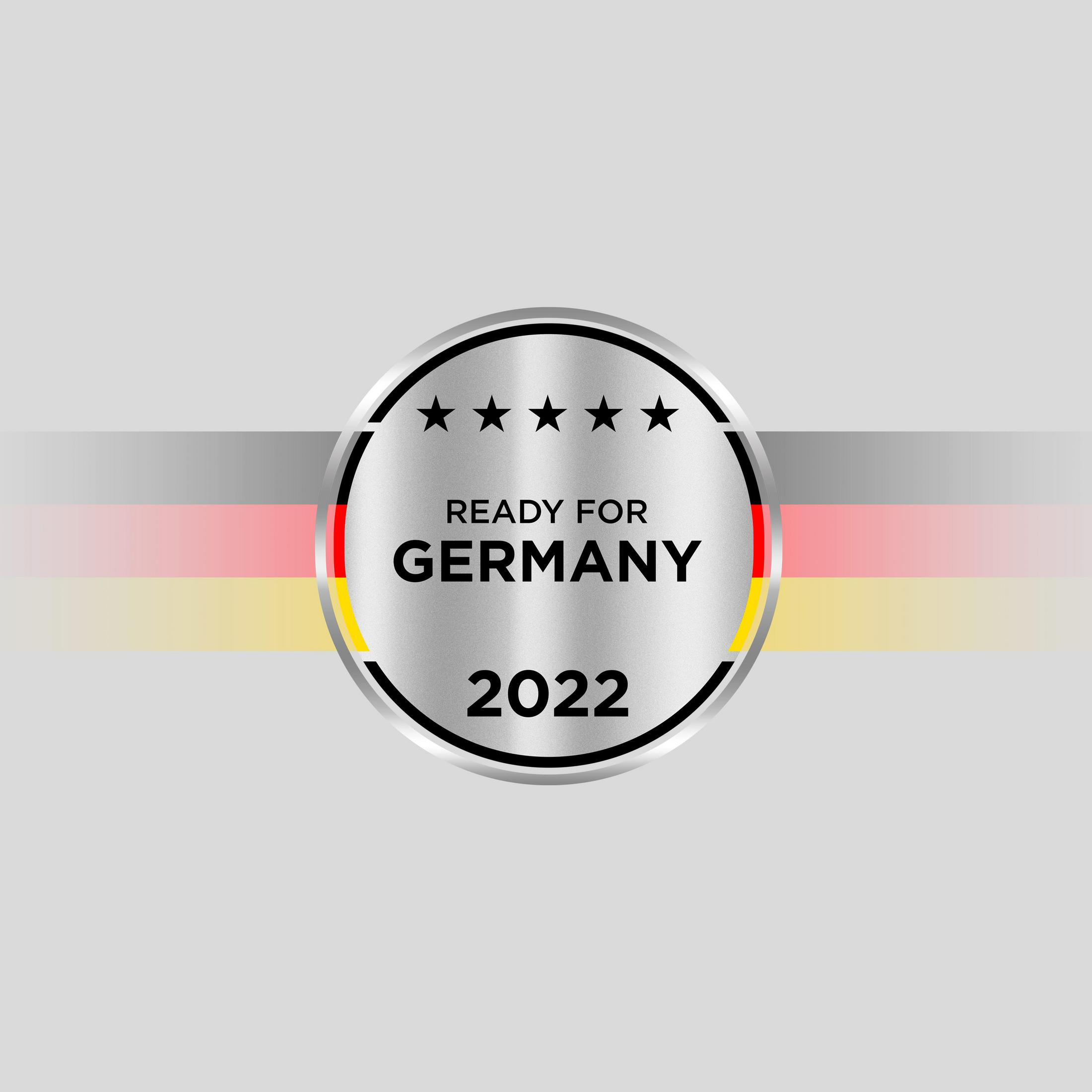 Srebrne koło z gwiazdami, tekst 'READY FOR GERMANY 2022', tło w barwach flagi Niemiec.