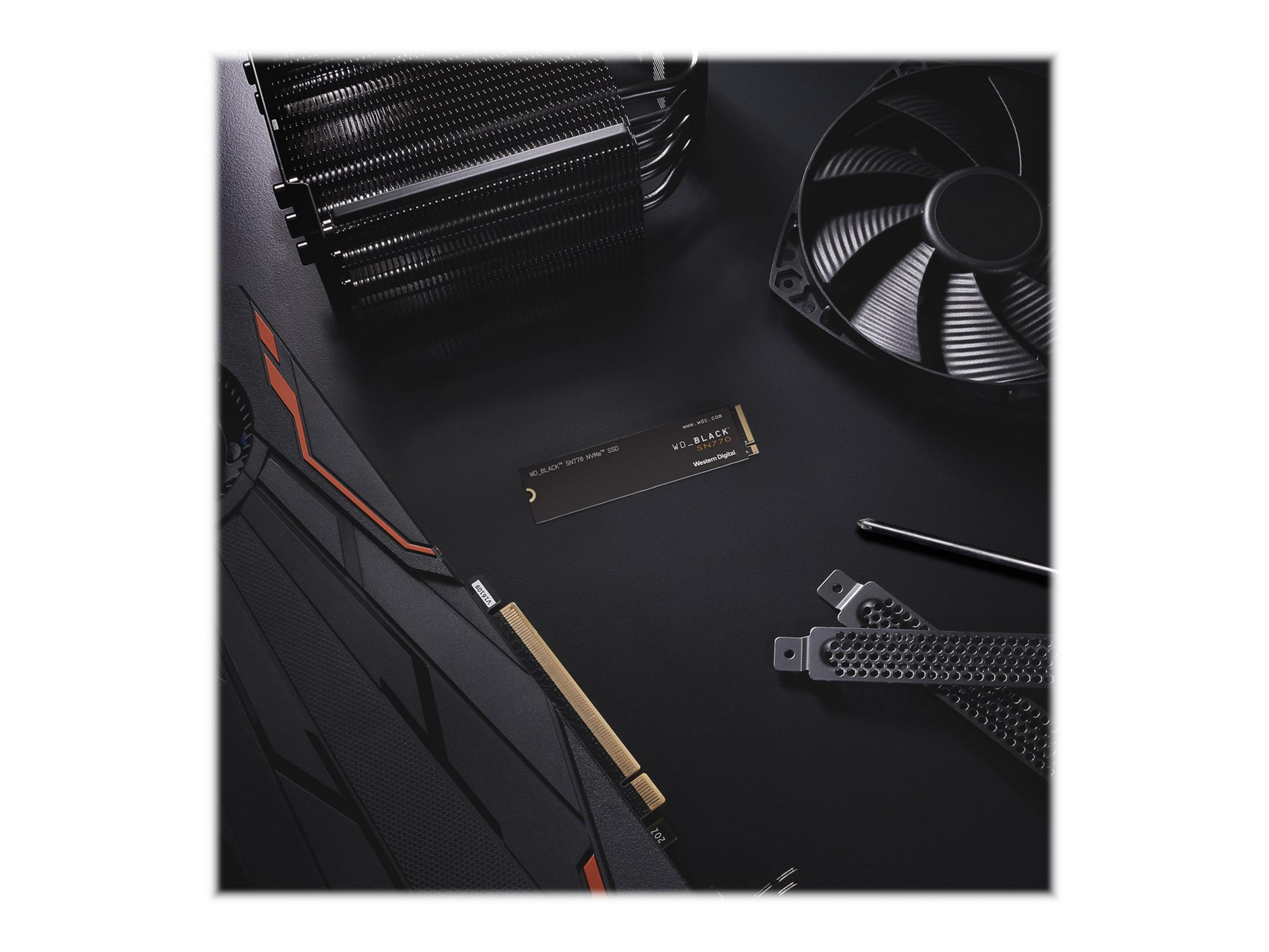 Componenti su una superficie nera: SSD, ventola e altri componenti hardware.