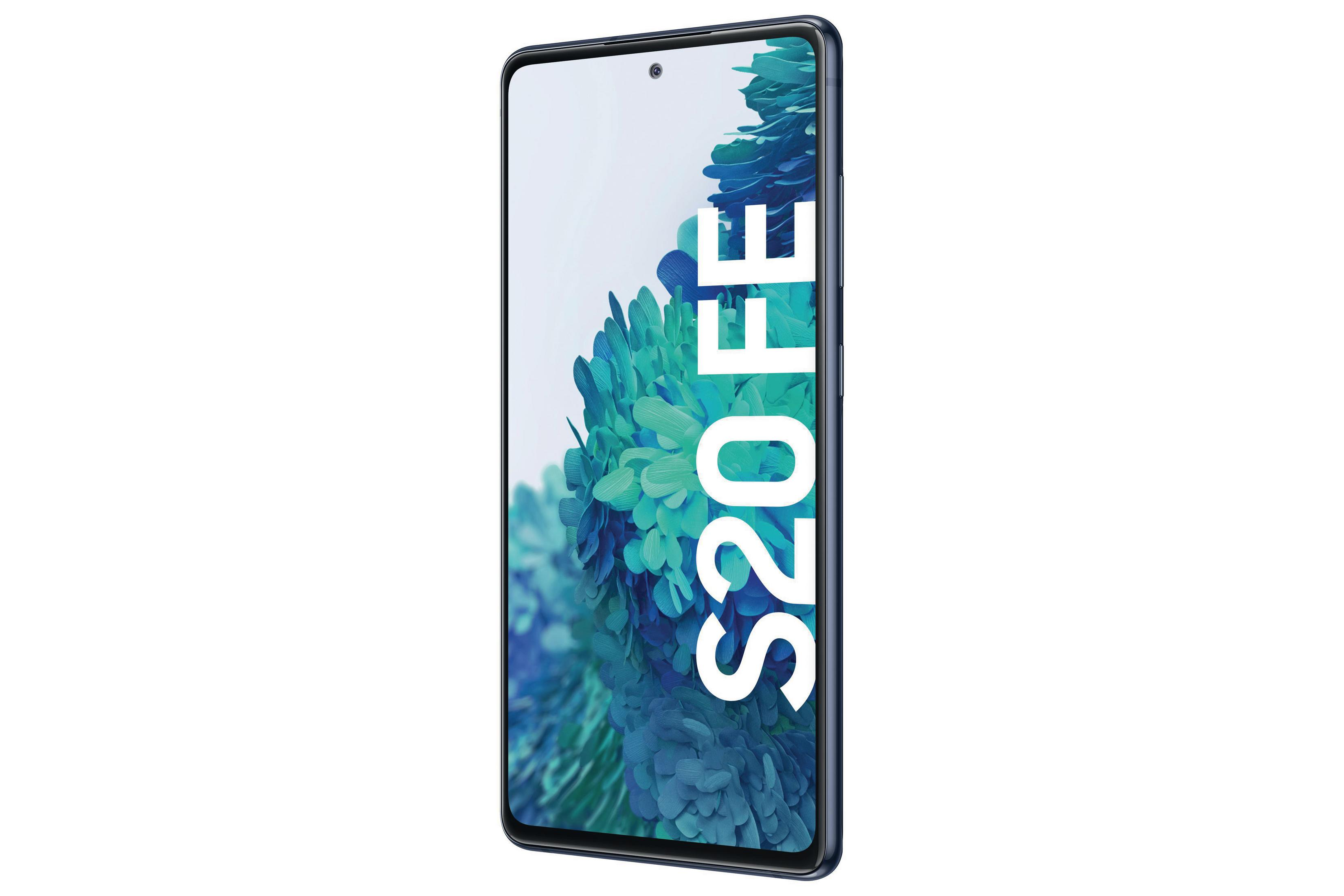 Samsung S20 FE Telefon, blau. Schräge Ansicht, weißer Hintergrund.