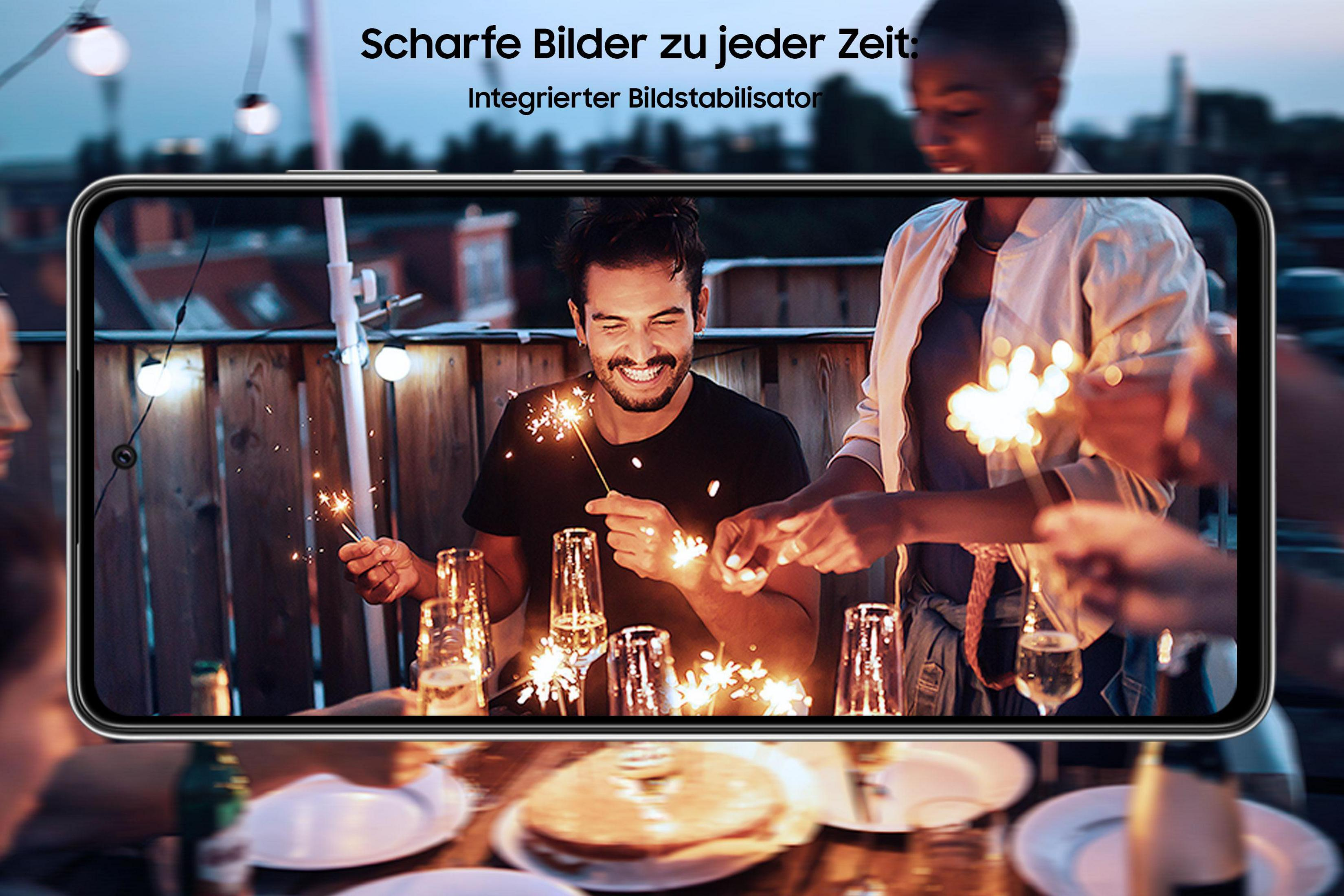 Przyjaciele z zimnymi ogniami w nocy, pokazani na ekranie telefonu.