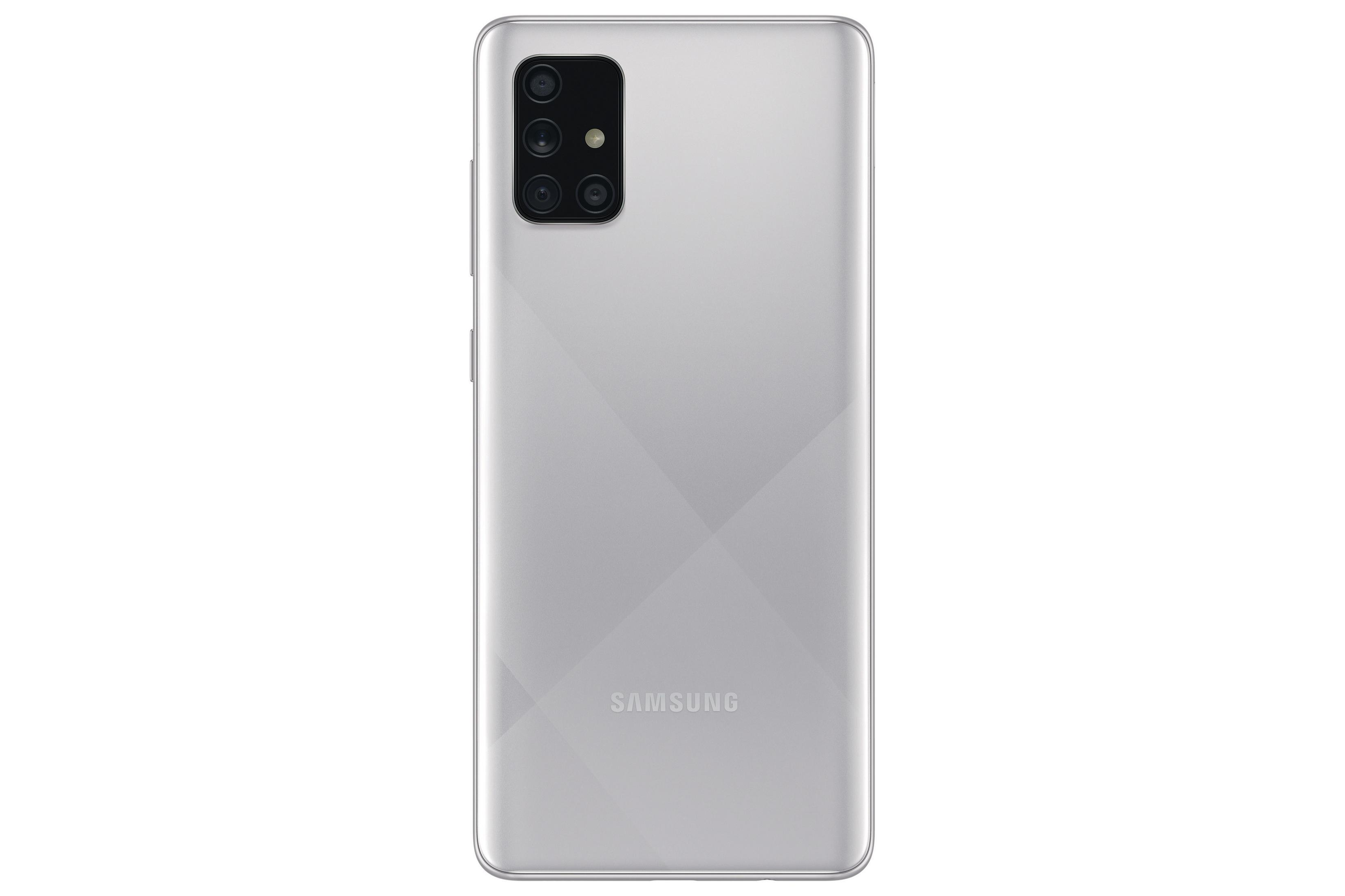 Tył srebrnego telefonu Samsung, pokazujący aparaty i logo Samsung. Białe tło.