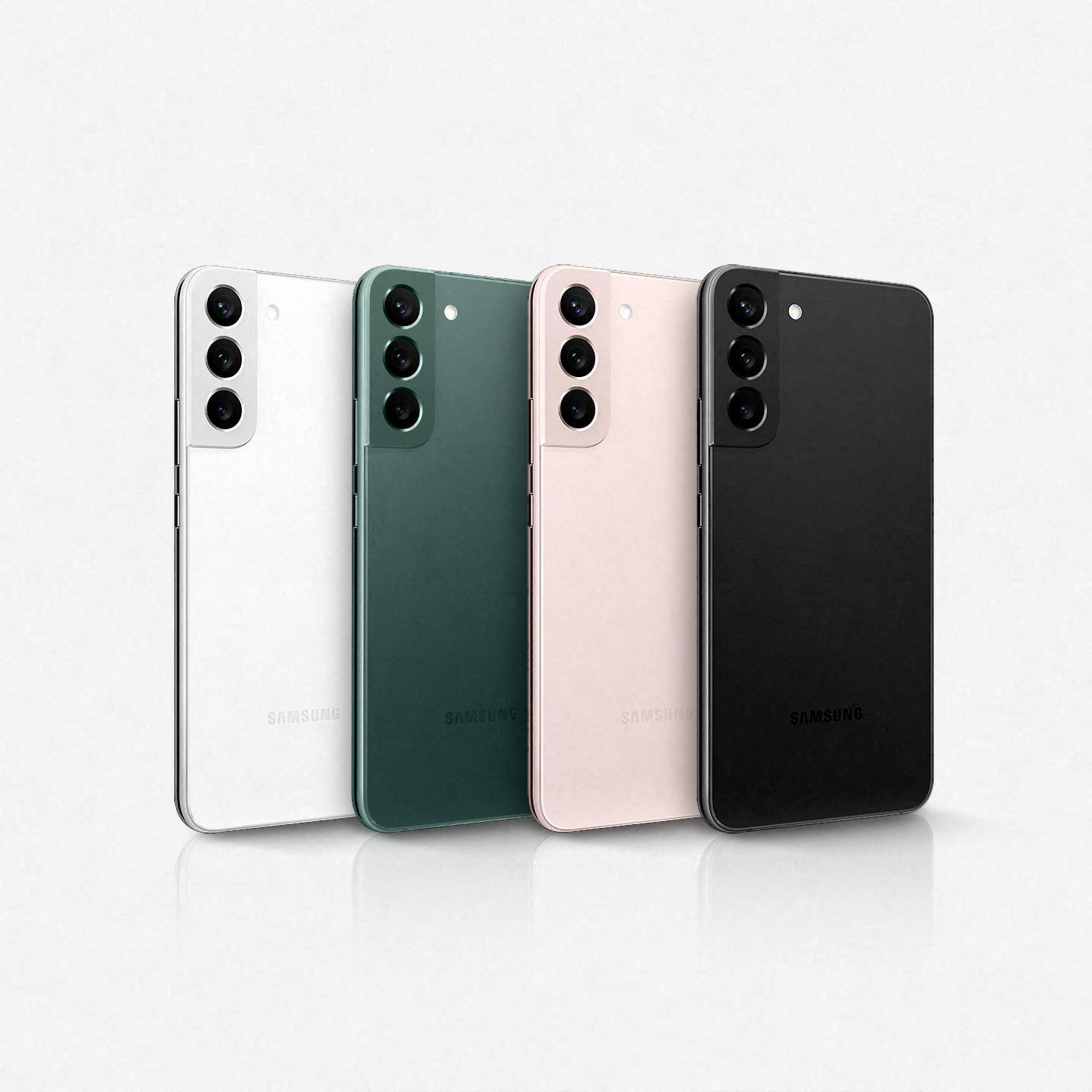 Cztery smartfony, biały, zielony, różowy i czarny, stojące obok siebie.