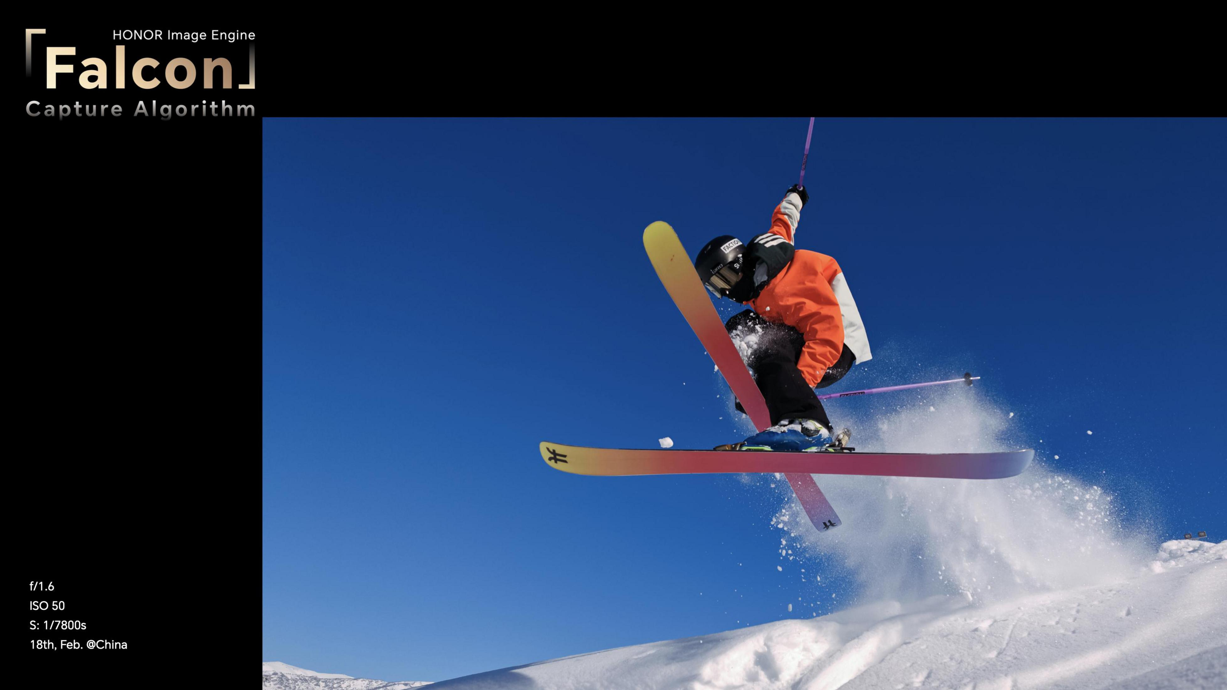 Narciarz w powietrzu na tle błękitnego nieba. Śnieg na ziemi. Tekst po lewej stronie. Narty kolorowe.