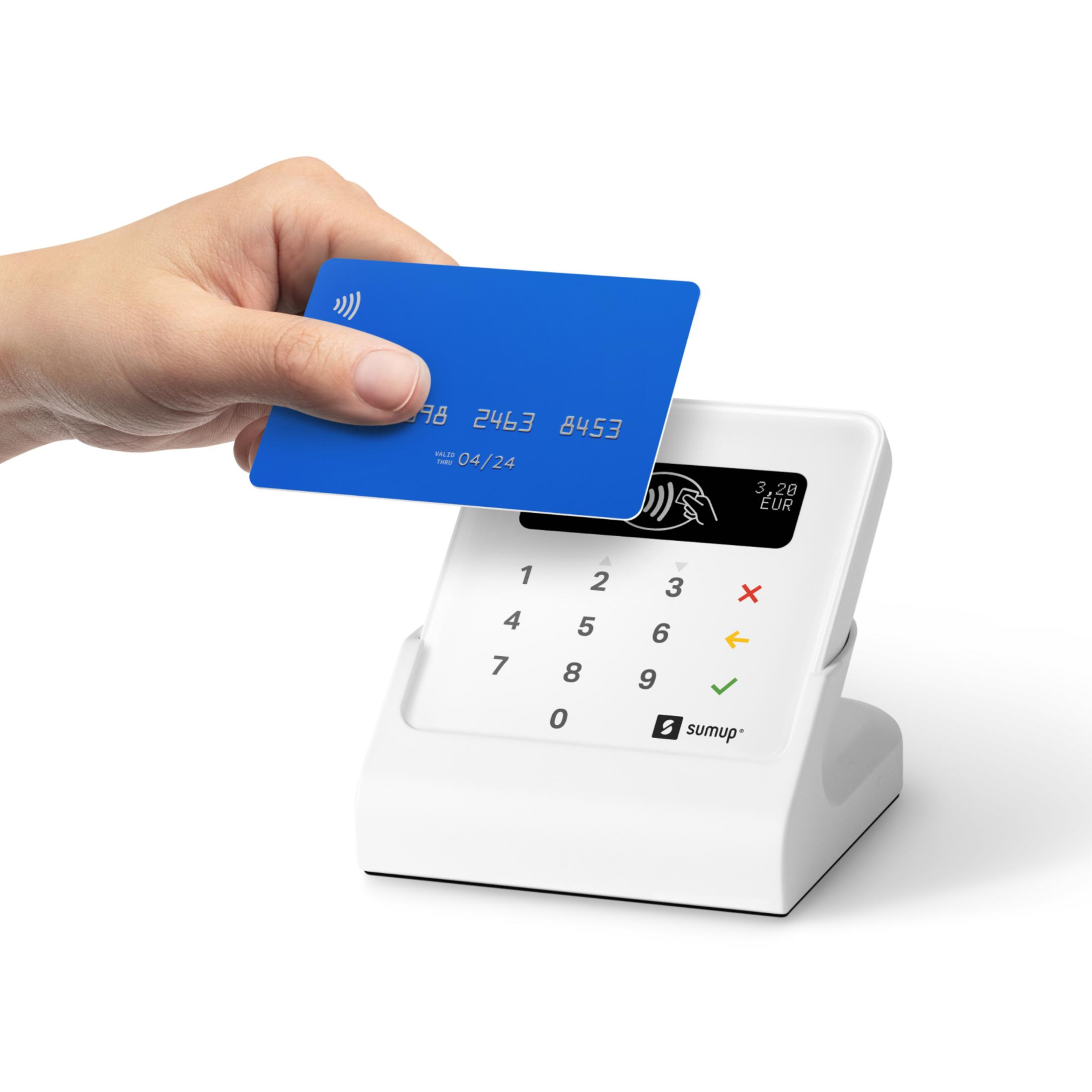 Mano colocando tarjeta azul sobre terminal de pago SumUp blanco. Terminal muestra cantidad en EUR.