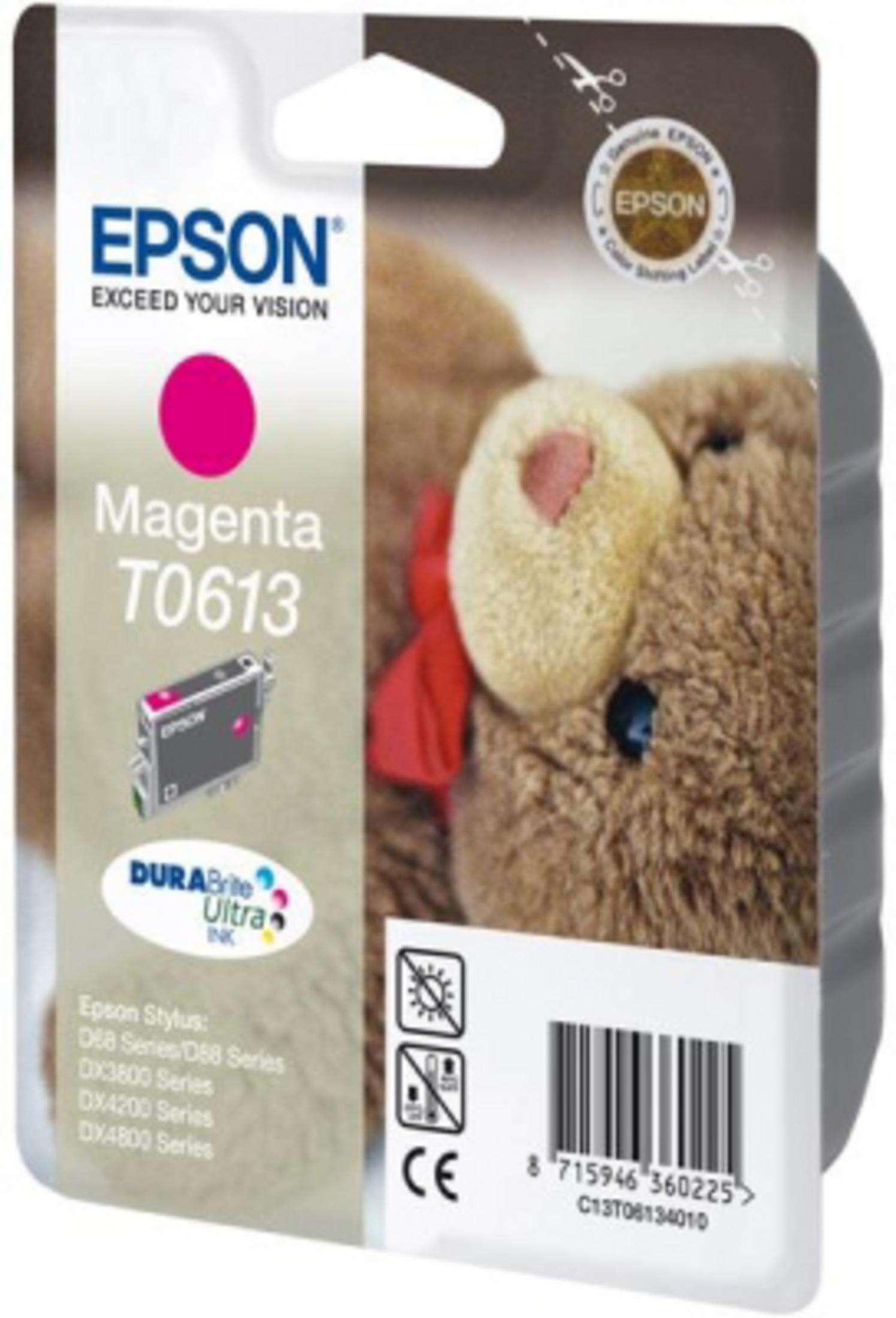 Epson Magenta Tintenpatronenverpackung. Teddybär ist hinter der Verpackung sichtbar.