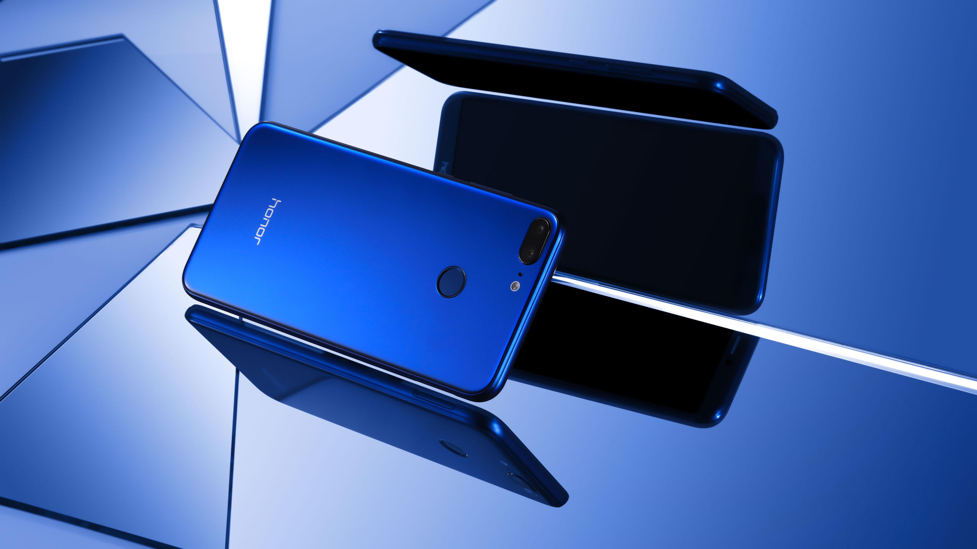 Blaue Telefone auf glänzender Oberfläche mit Reflexionen, abstraktes Setting.