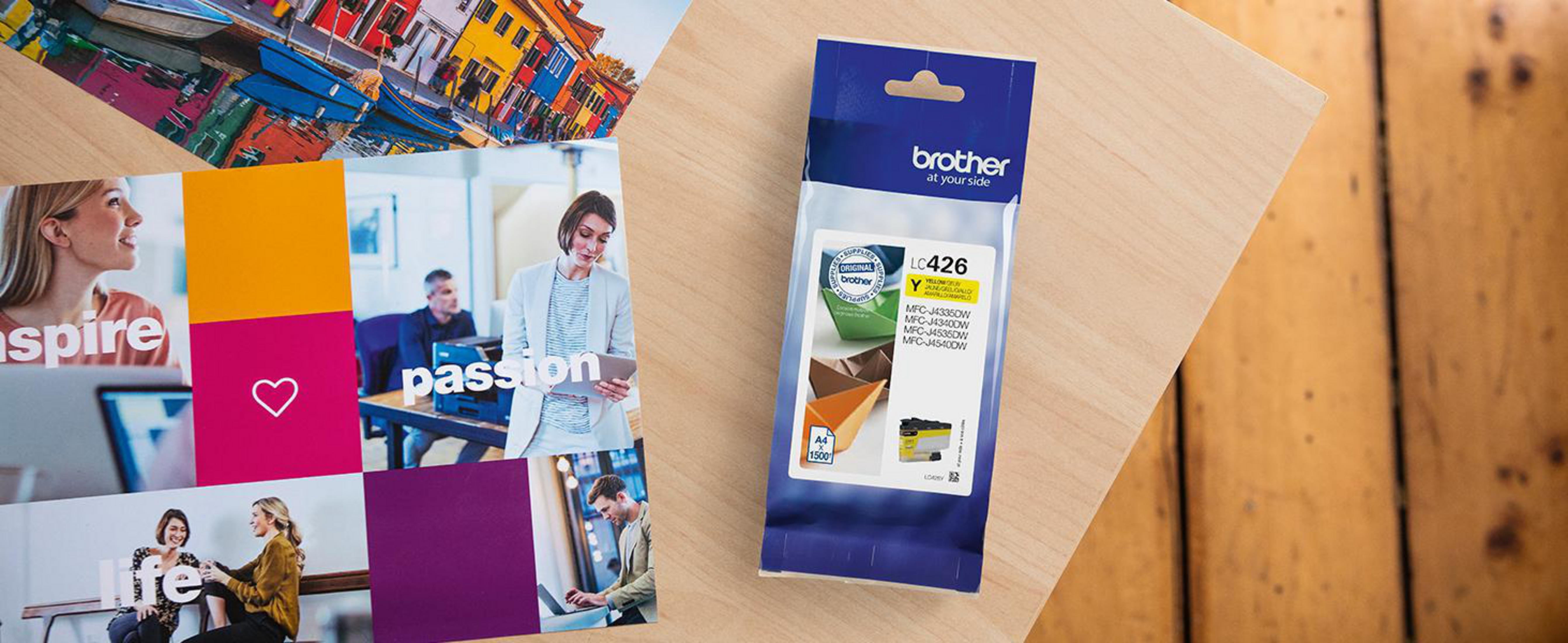 Opakowanie z wkładami atramentowymi Brother na drewnianym stole z zdjęciami i innymi przedmiotami.