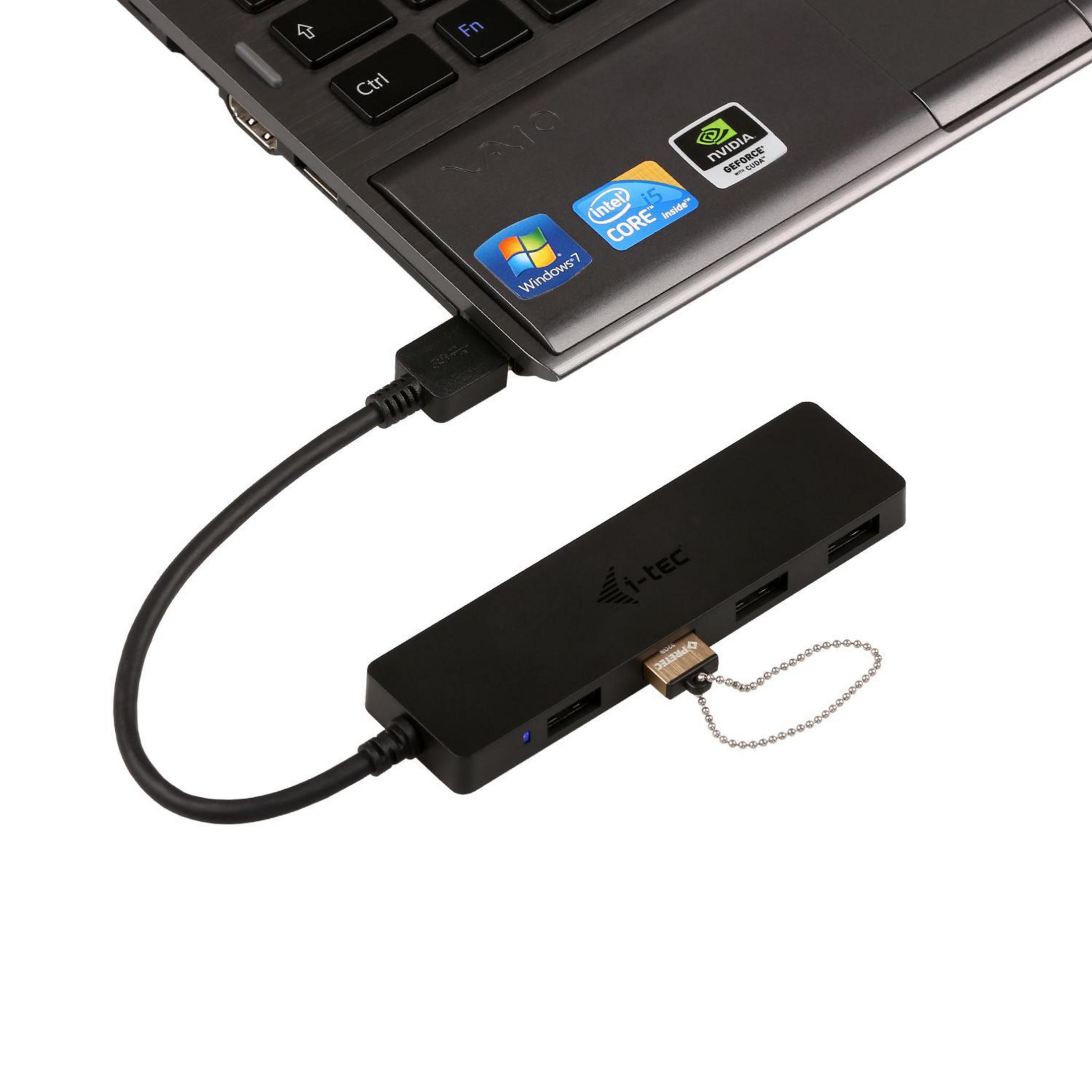 Schwarzer USB-Hub, der mit einem Laptop verbunden ist. Der Hub hat 4 Anschlüsse und ein USB-Kabel.