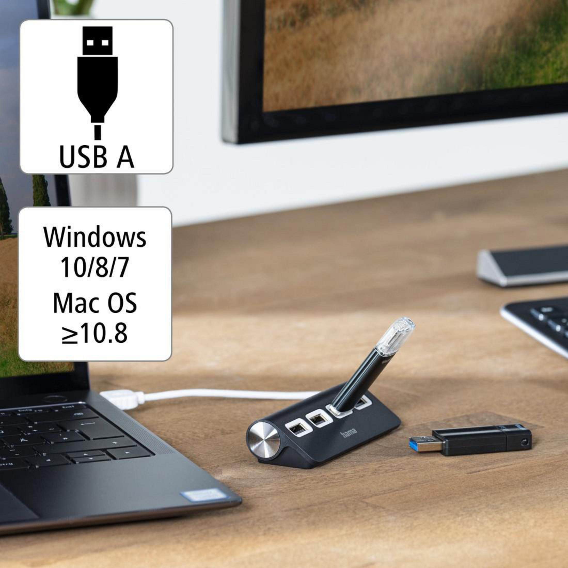 Ein USB A-Anschluss mit einem schwarzen Präsentationsgerät und einem Laptop auf einer Holzoberfläche.