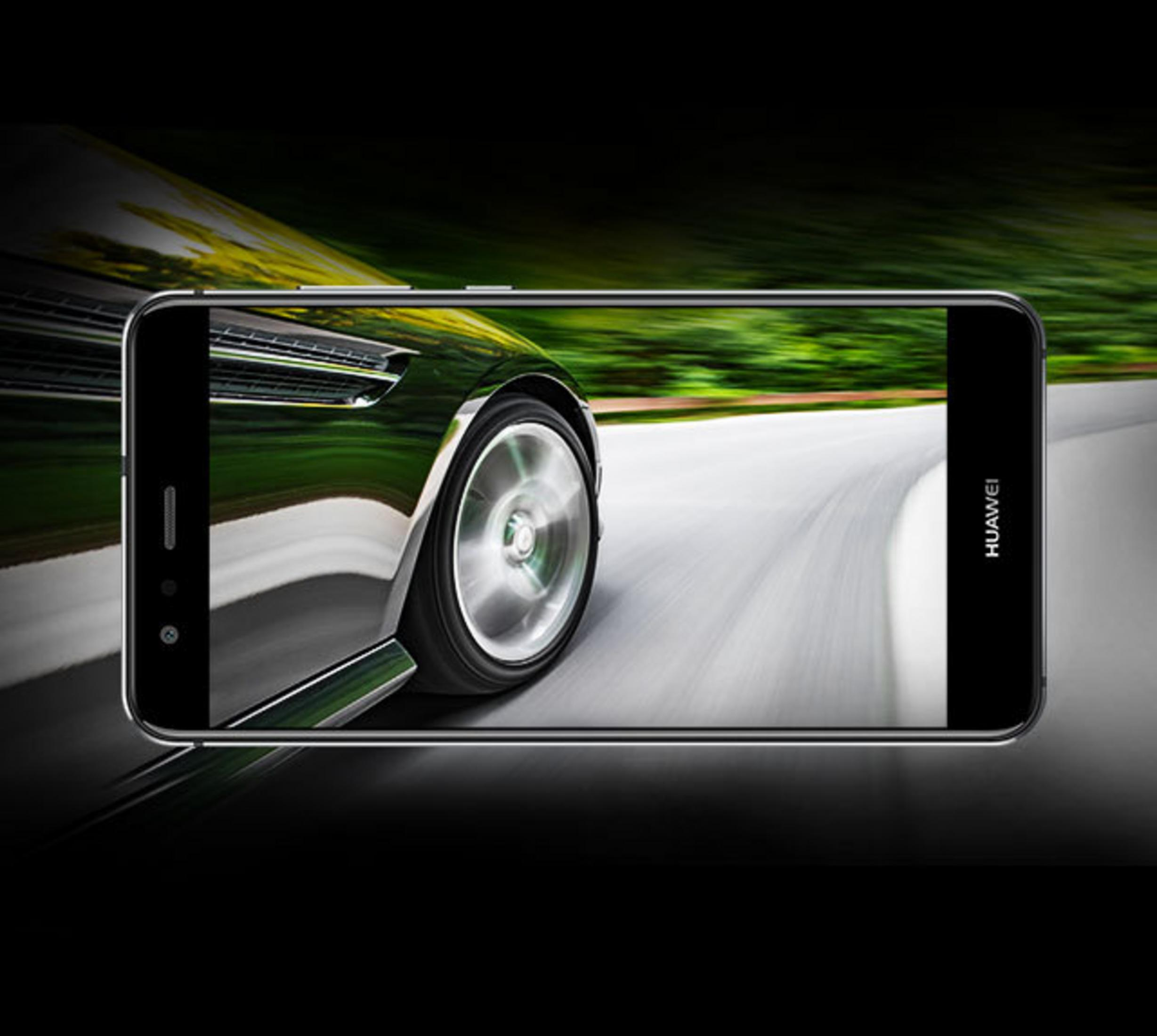 Smartfon wyświetlający samochód na drodze. Samochód jest srebrny i czarny, jedzie szybko.