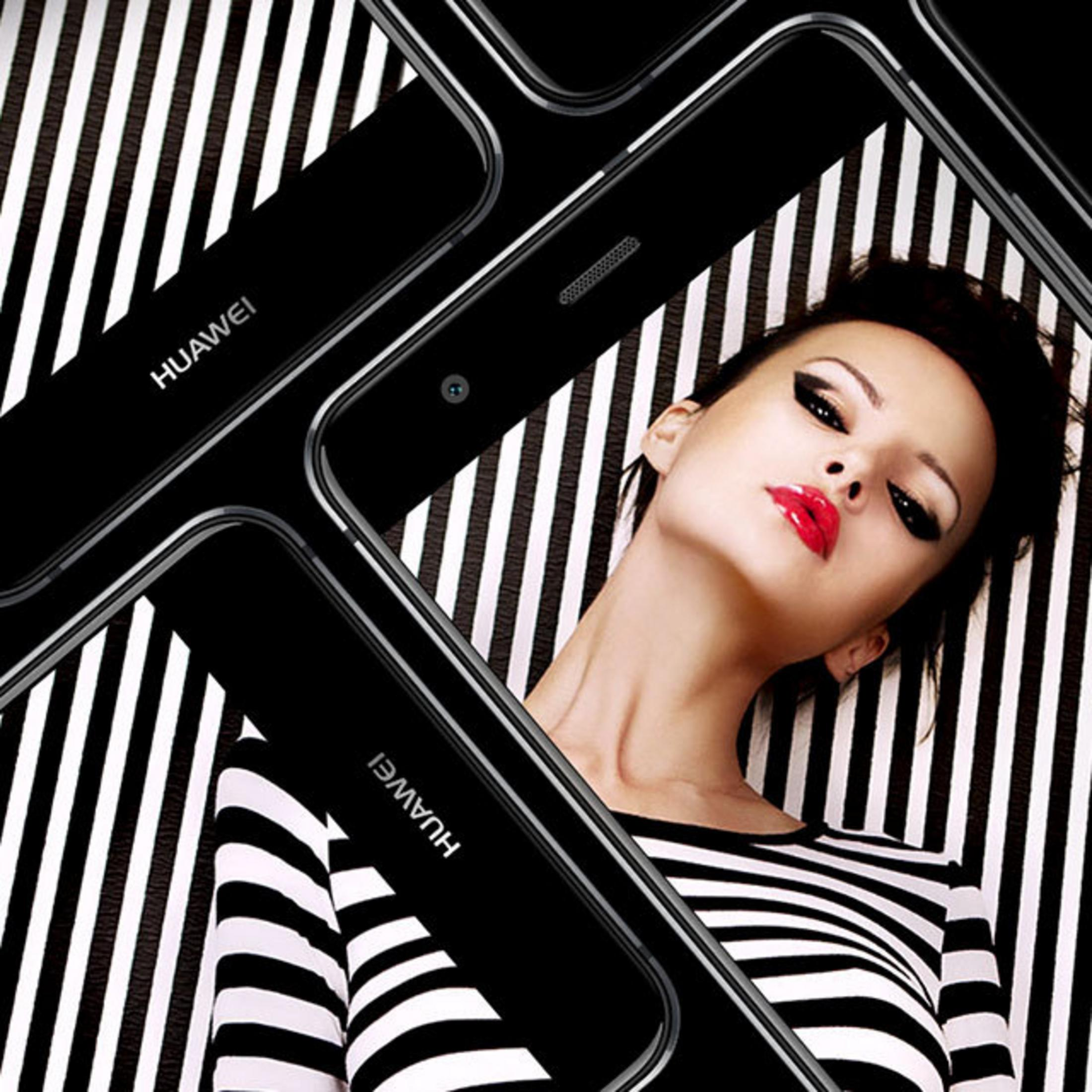 Kobieta z czerwonymi ustami pozuje z telefonem. Czarno-białe paski w tle.