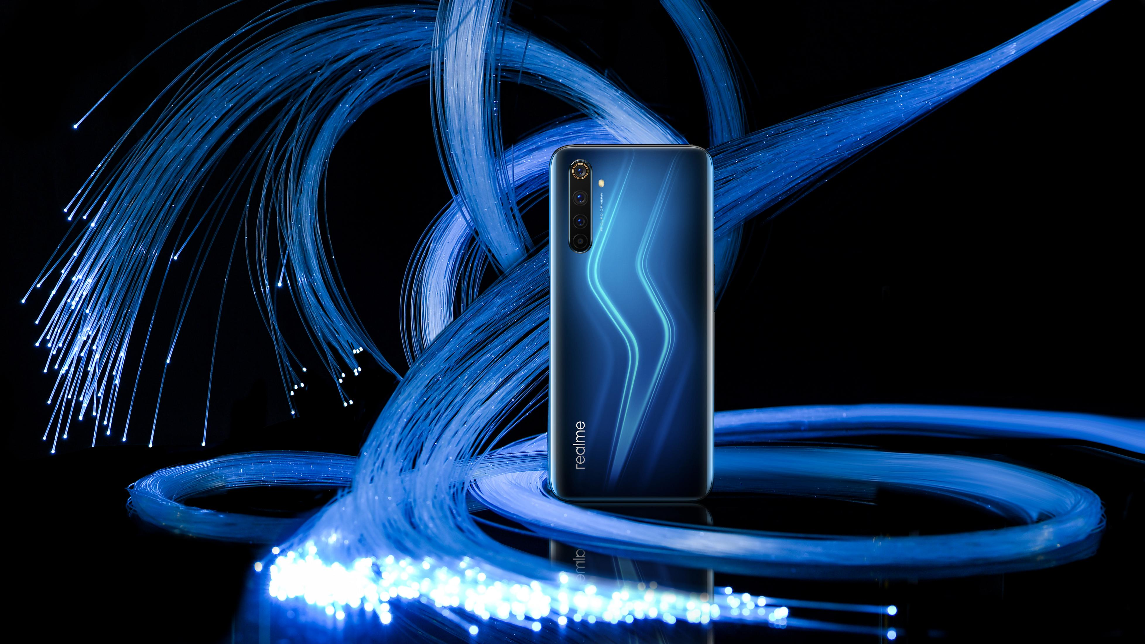Rückansicht eines Realme-Telefons mit blauen Lichtspuren vor schwarzem Hintergrund.
