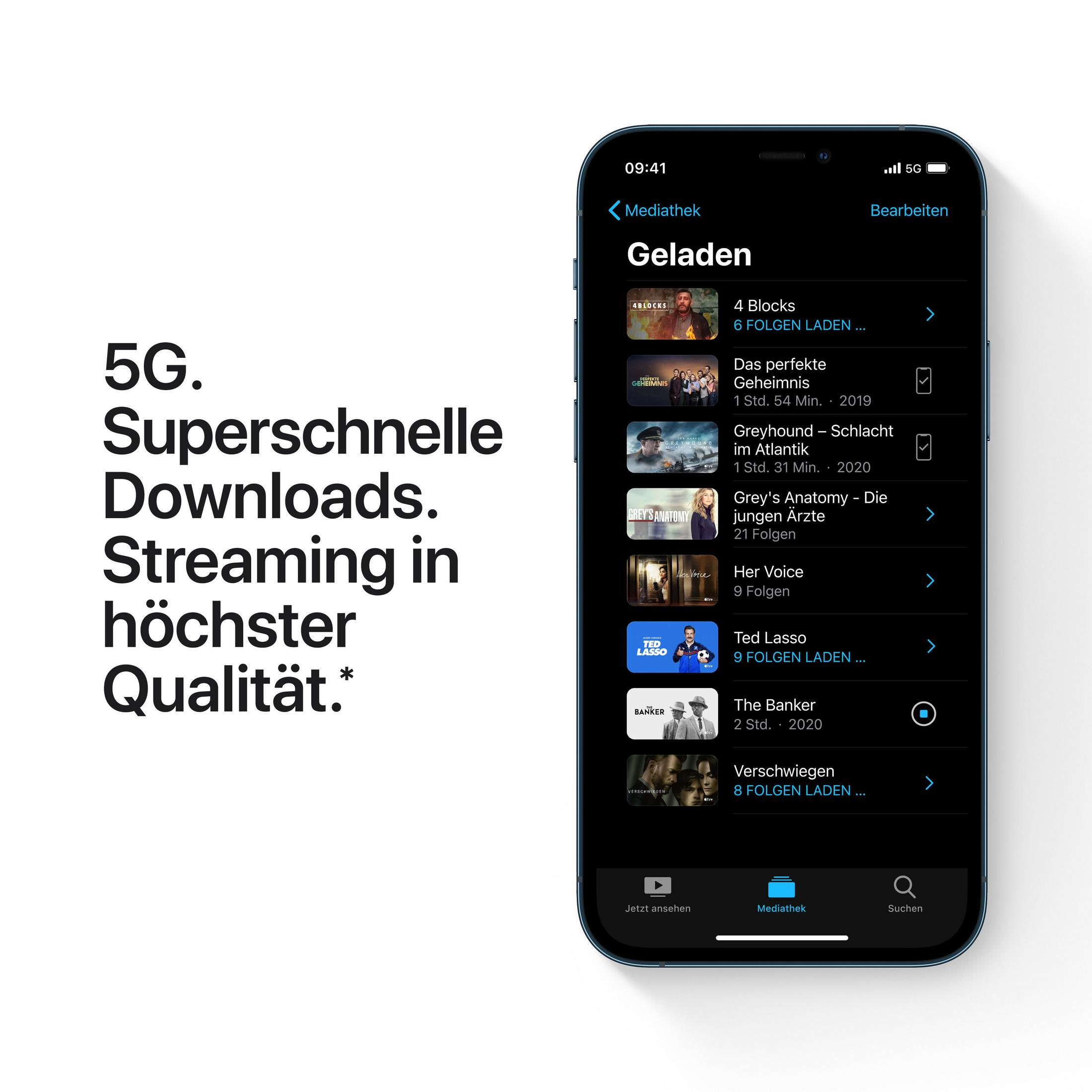 Czarny smartfon wyświetlający interfejs aplikacji do streamingu. Tekst na lewej stronie.