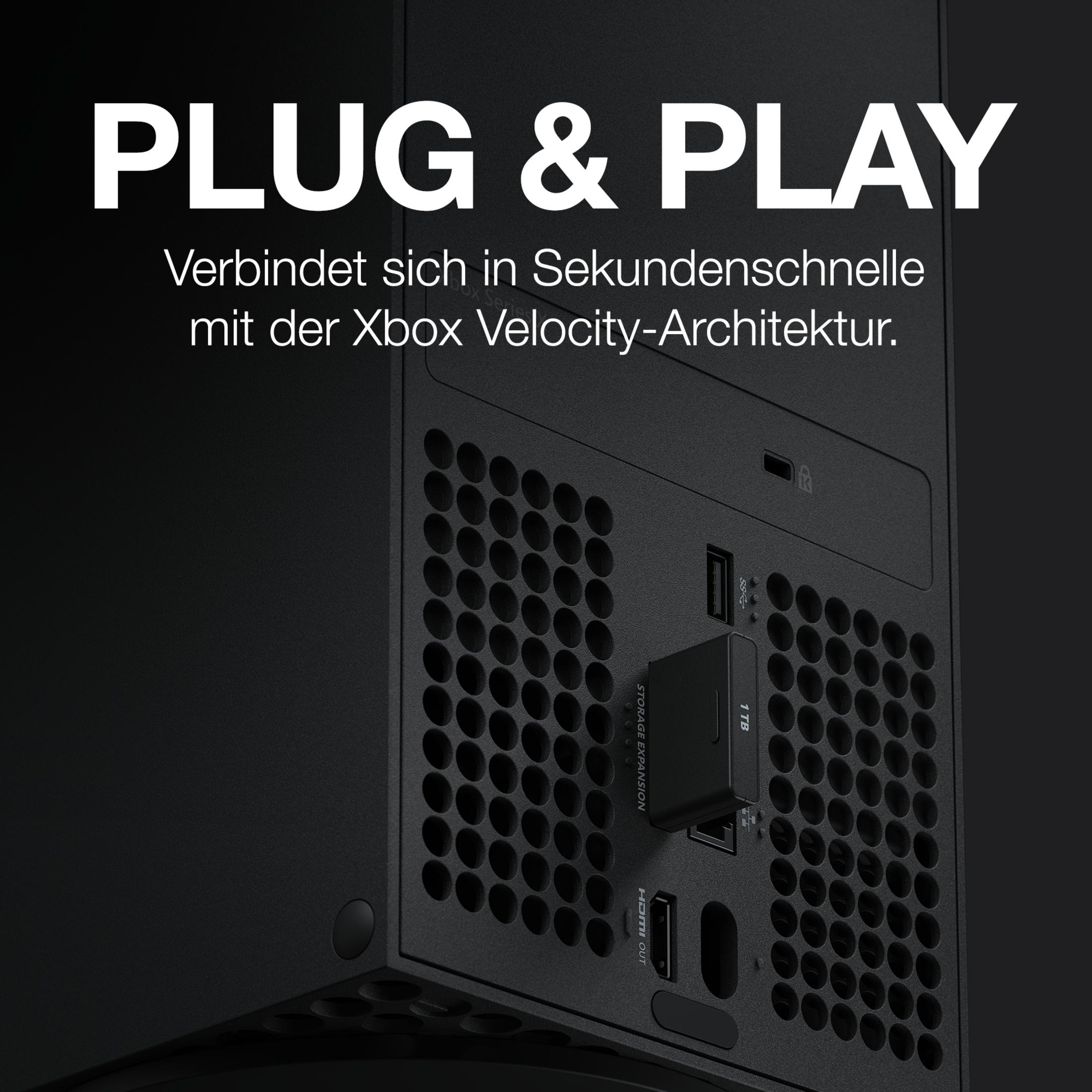 Czarna konsola Xbox Series X z włożoną kartą rozszerzenia pamięci, zbliżenie.