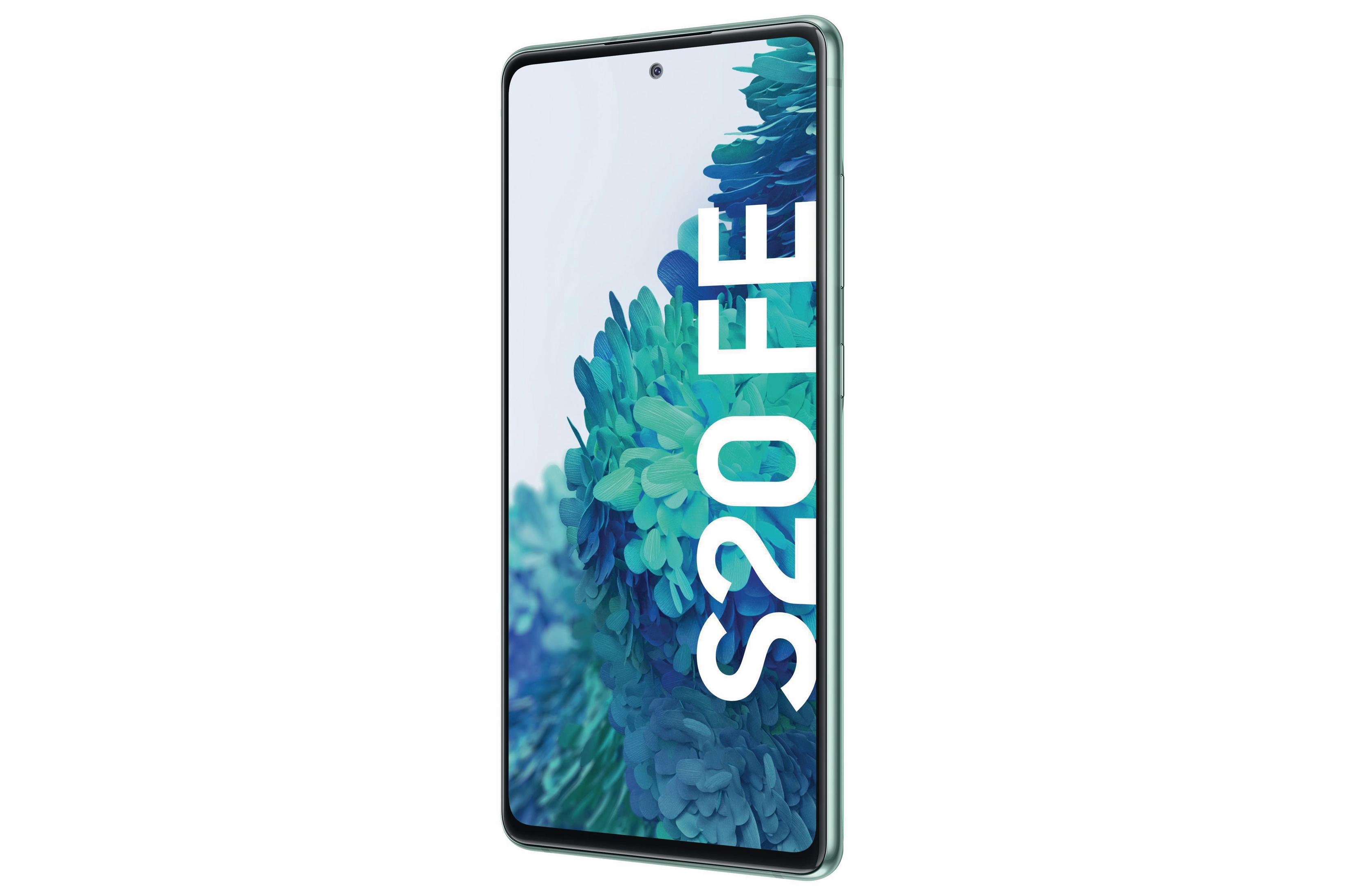 Ein grünes Samsung S20 FE Smartphone auf weißem Hintergrund, zeigt den Bildschirm.