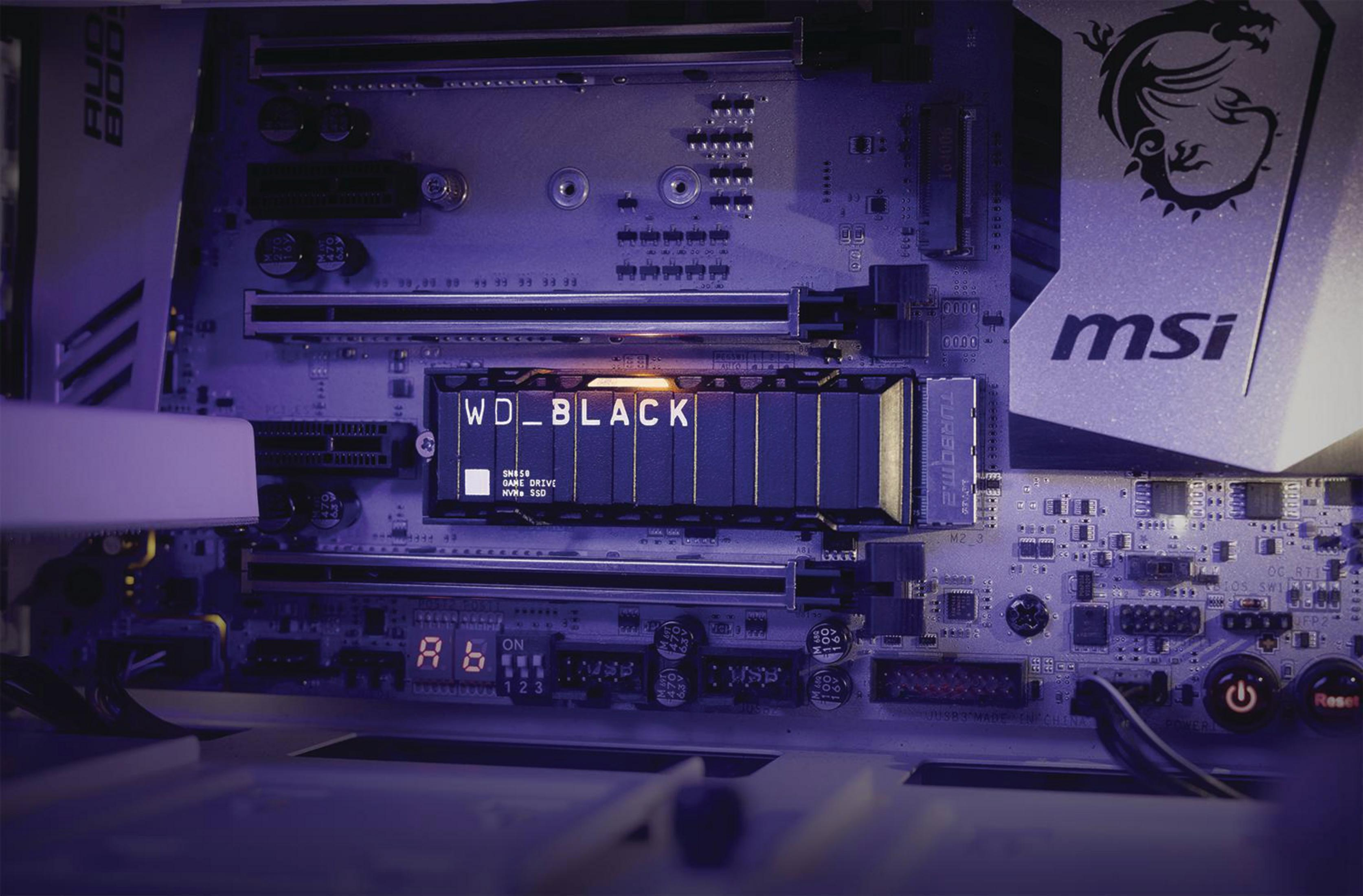 Płyta główna komputera z dyskiem SSD WD_BLACK. Widoczne logo MSI.