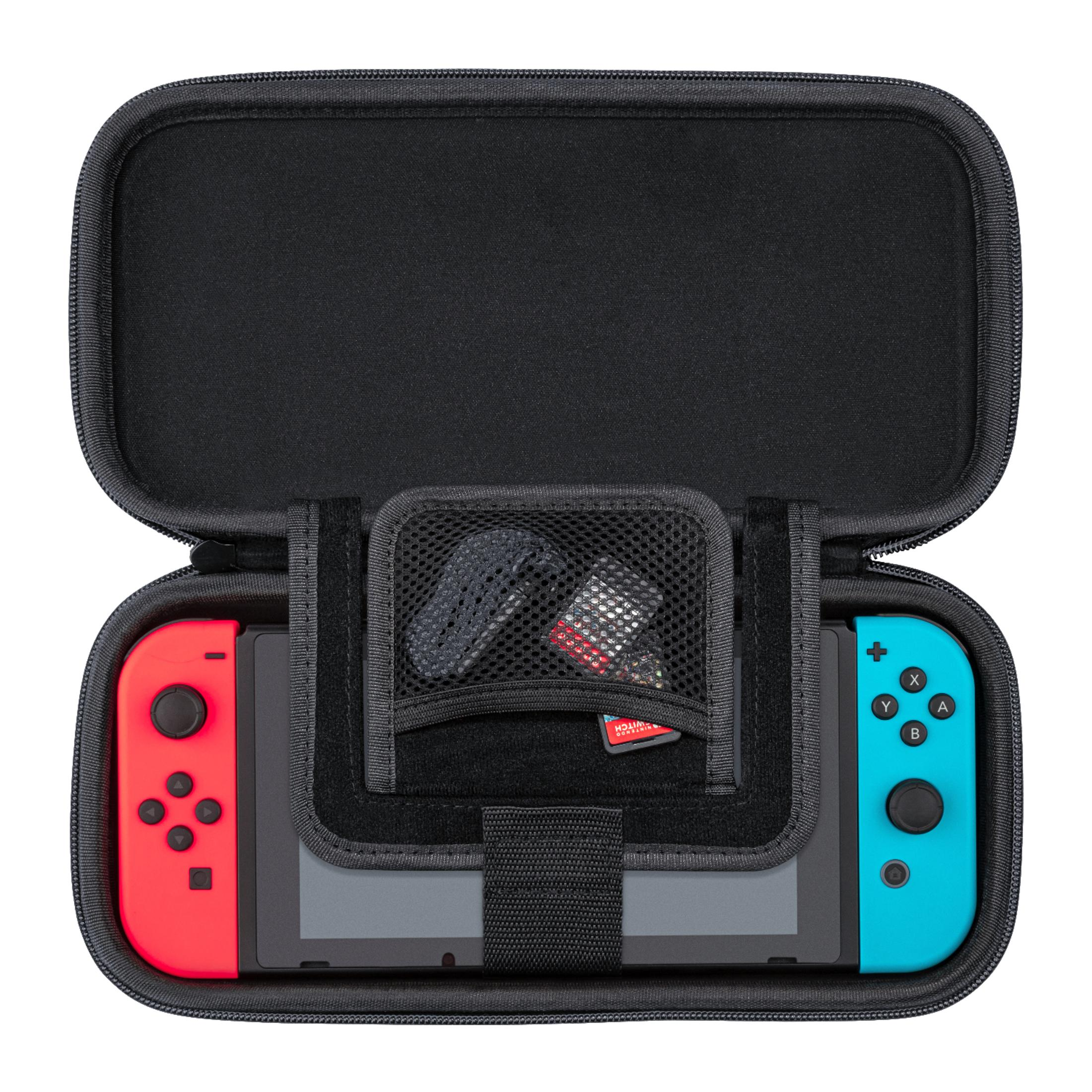 Czarny futerał Nintendo Switch otwarty, czerwone i niebieskie kontrolery w środku, z akcesoriami.