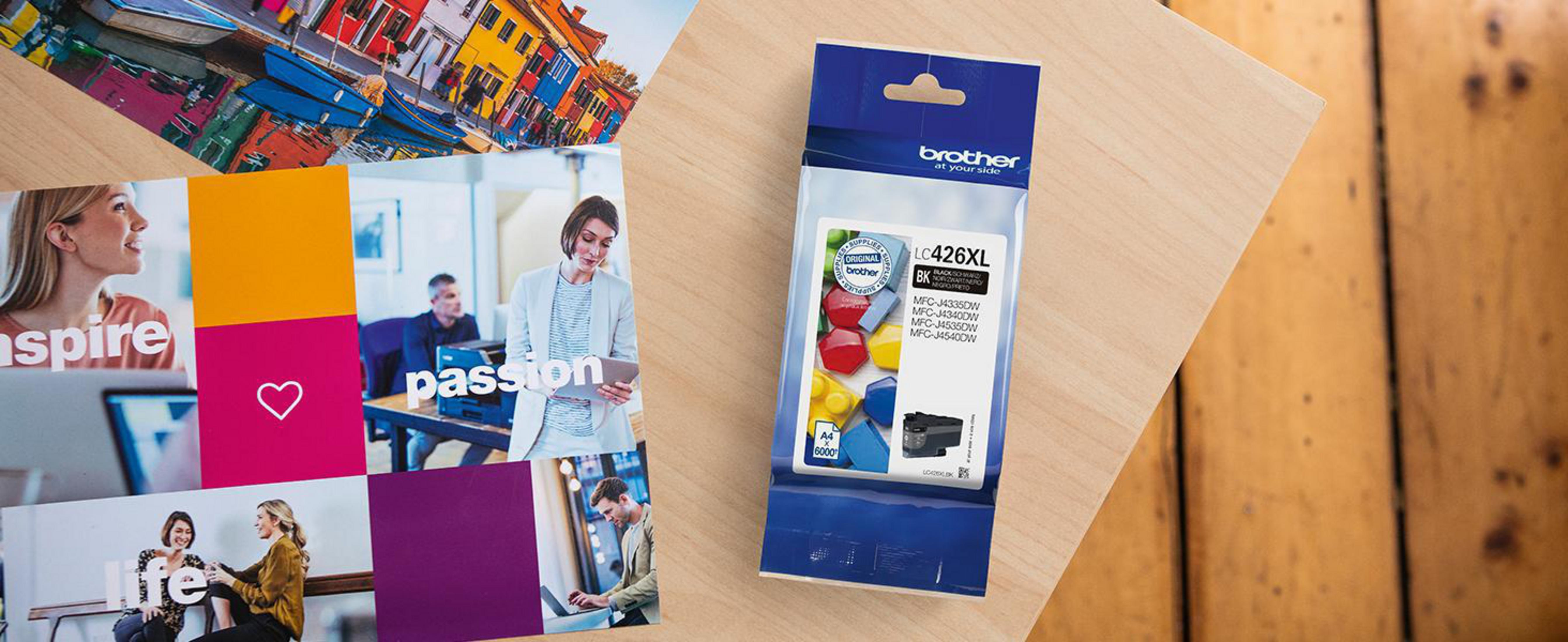 Zdjęcia i opakowanie z wkładem atramentowym Brother na drewnianej powierzchni. Wkład ma atramenty kolorowe.