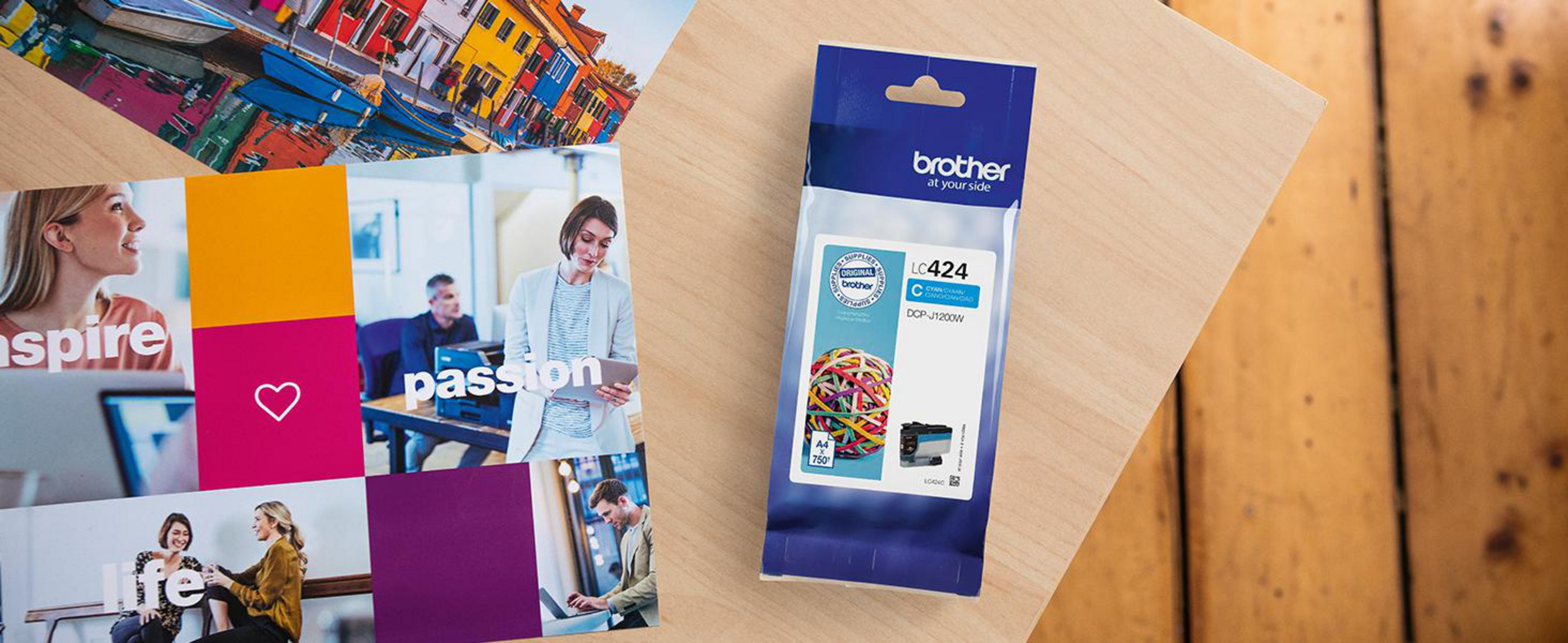 Obrazy i wkład atramentowy Brother. Zdjęcia przedstawiają ludzi i kolorowe budynki.