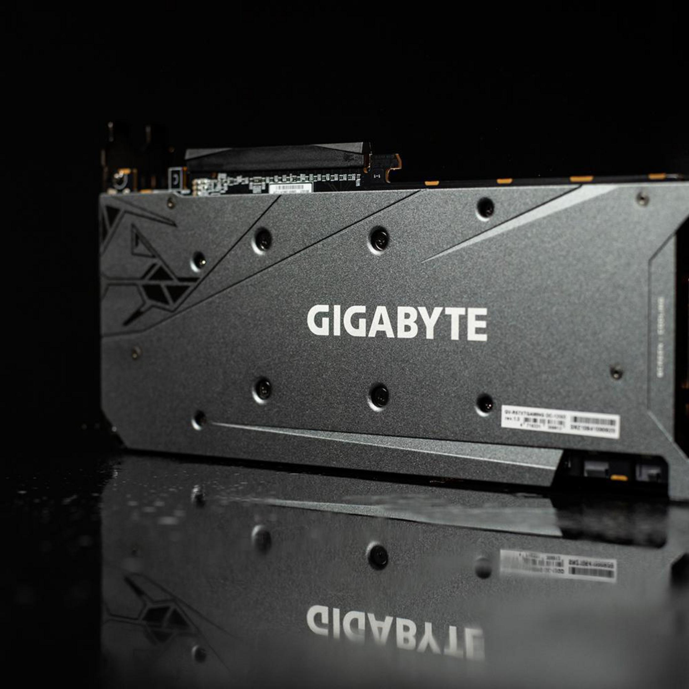 Eine Computer-Grafikkarte aus Metall mit GIGABYTE darauf geschrieben.