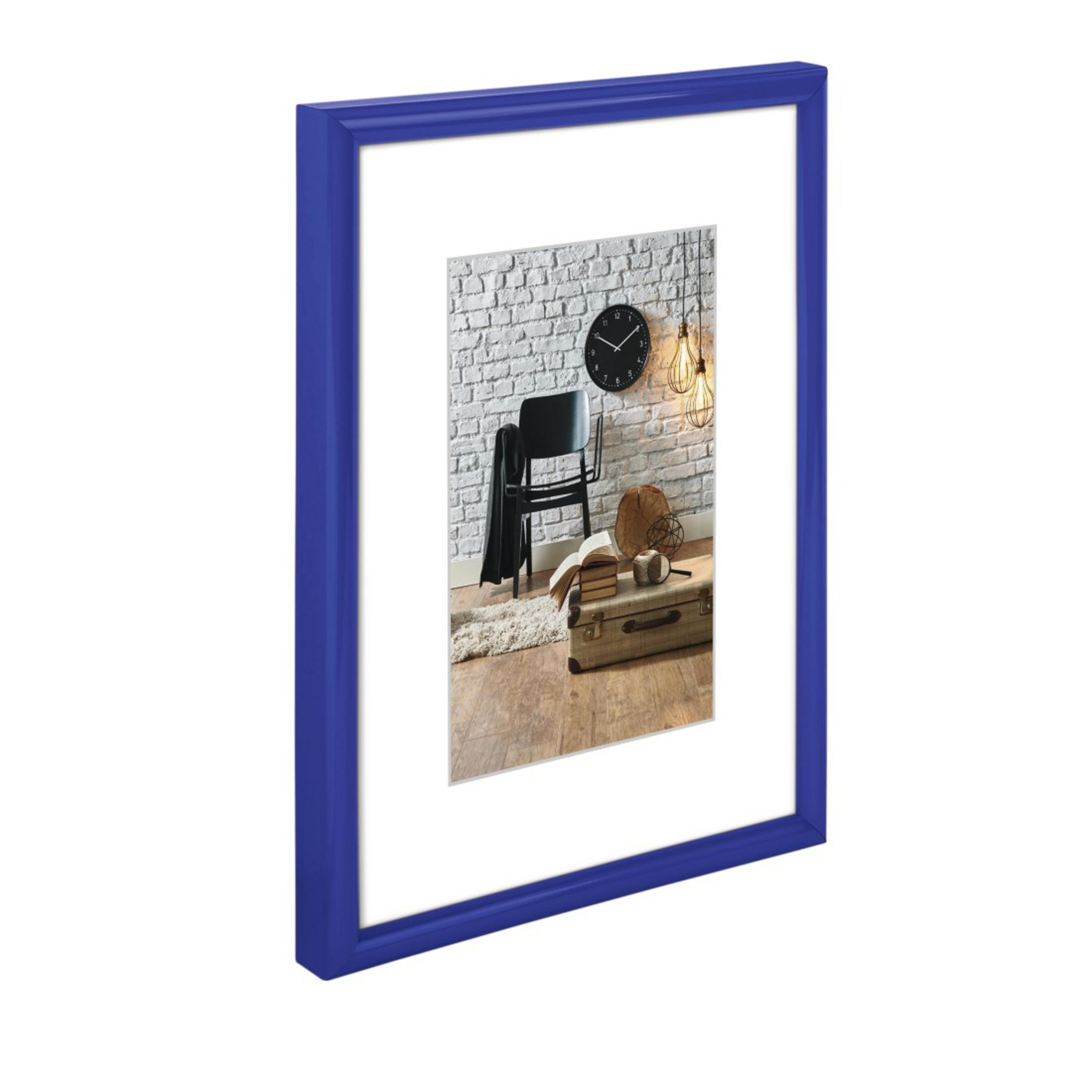 Blau gerahmtes Bild mit Innenszene: Stuhl, Uhr, Tisch und Koffer.