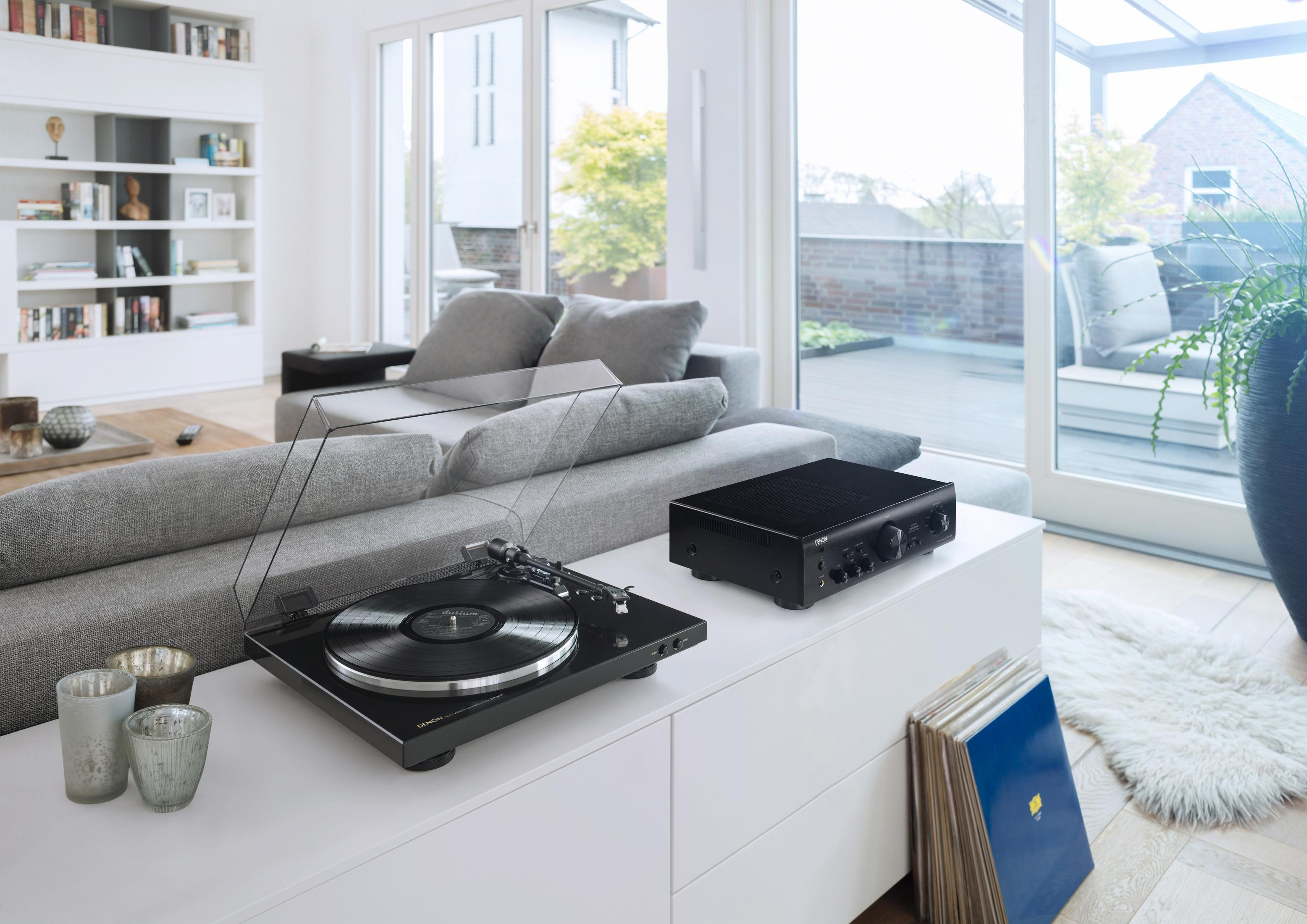 Salon z gramofonem, wzmacniaczem i książkami. Przytulne otoczenie.