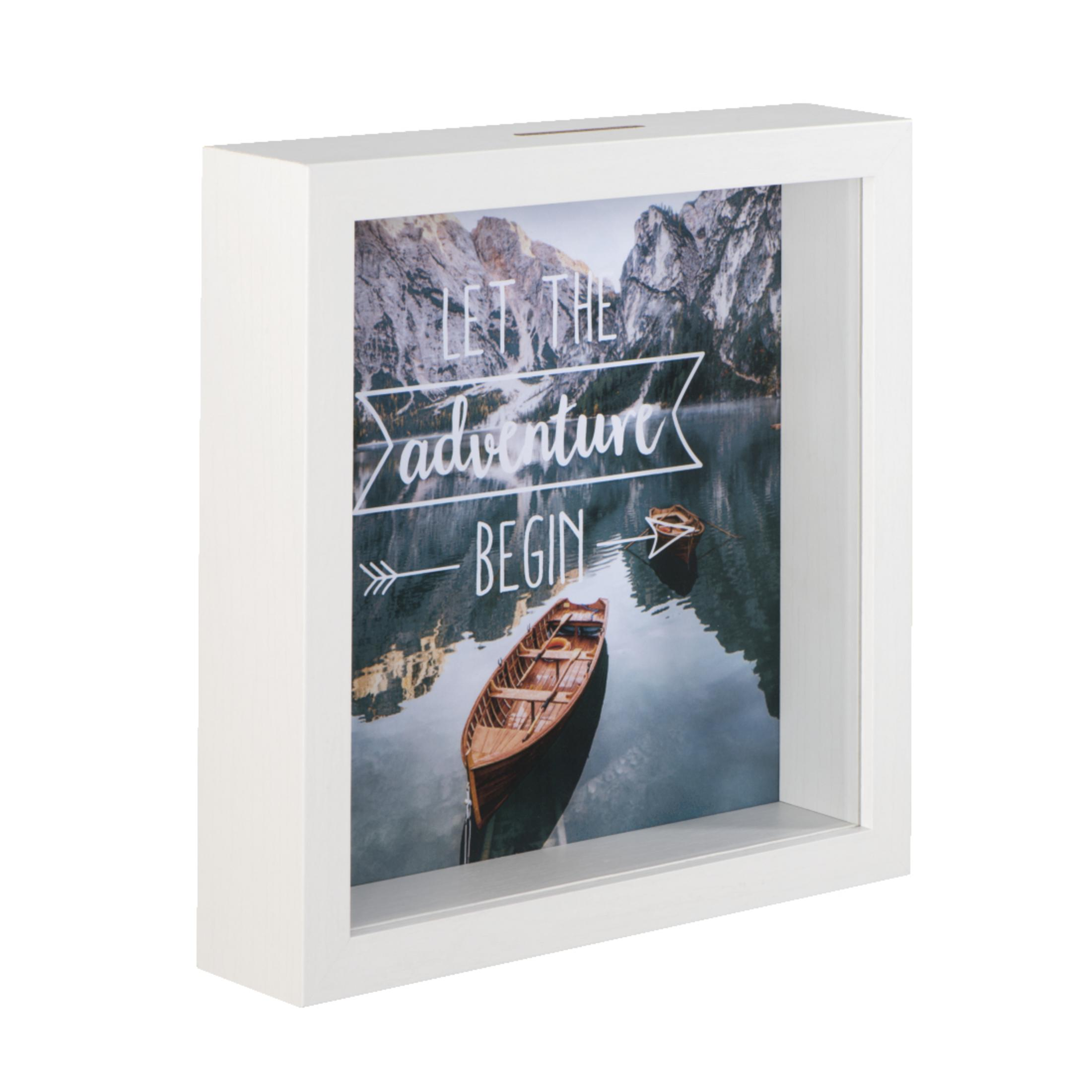 Weißer Rahmen mit Bild von See und Booten, Text: 'Let the adventure begin'.