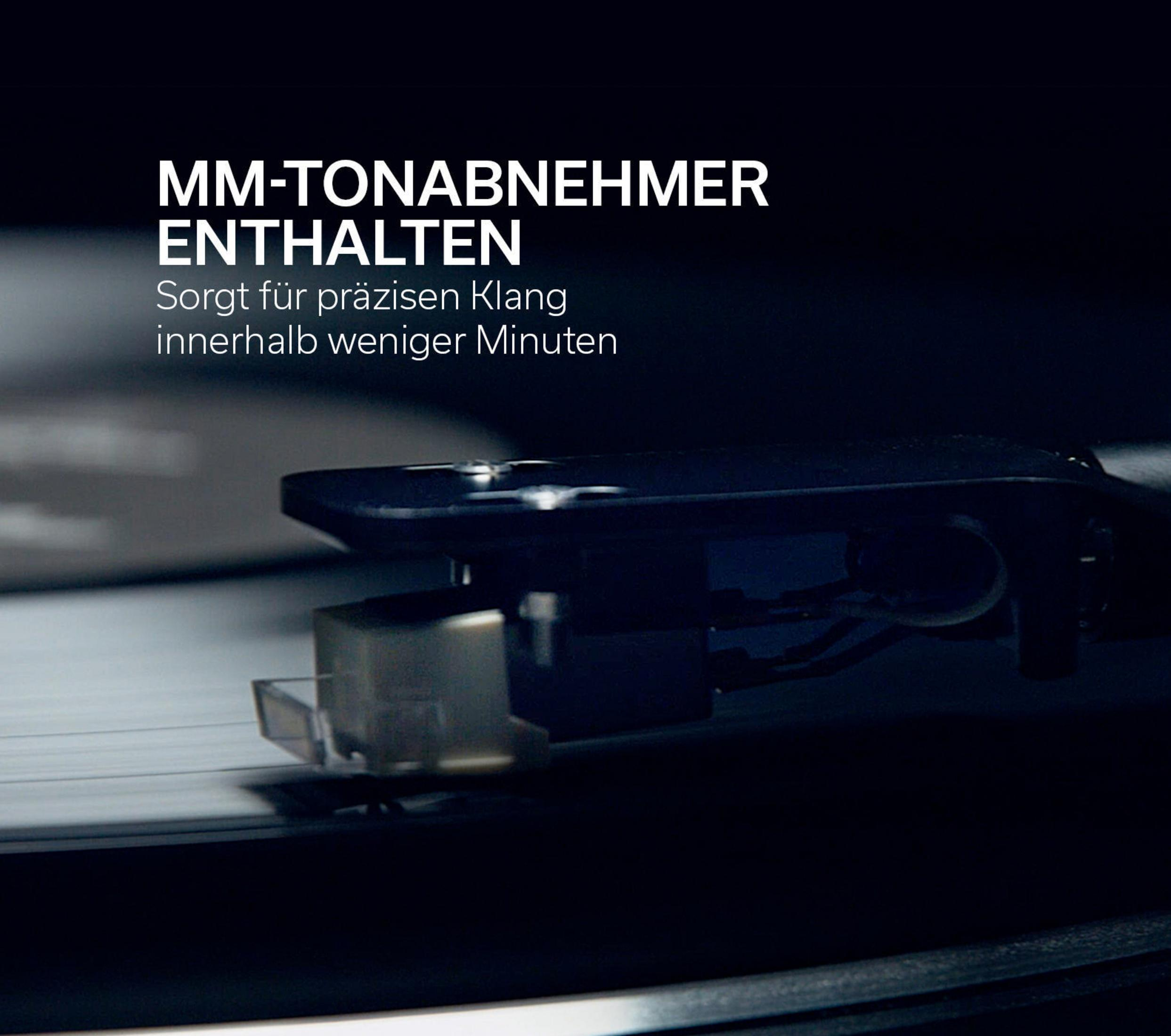 Nahaufnahme eines Plattenspielers mit dem Text "MM-TONABNEHMER ENTHALTEN". Nadel auf Schallplatte.