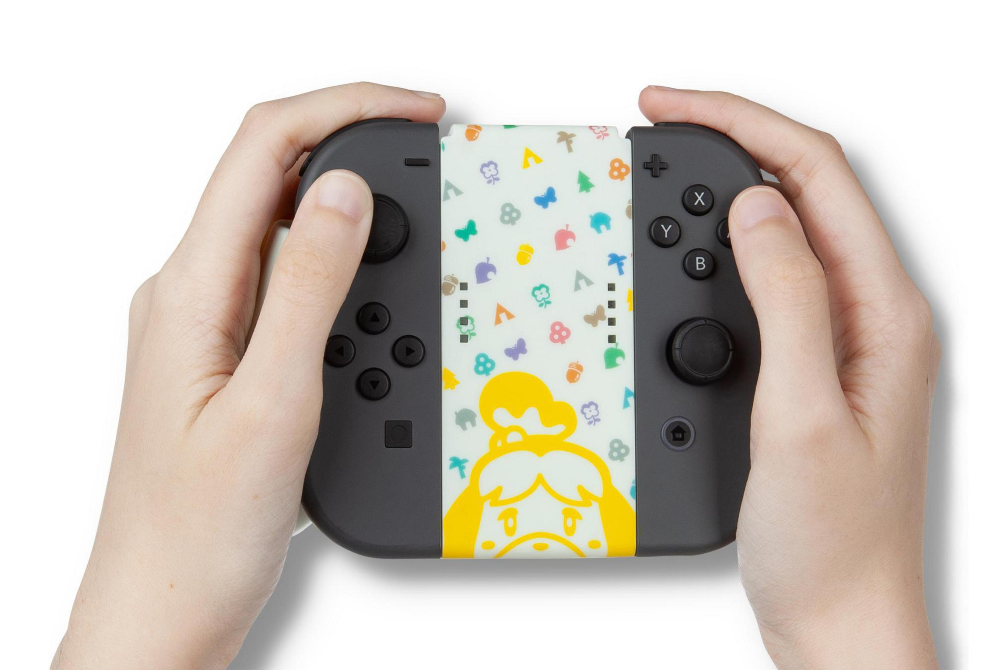 Manos sosteniendo un mando gris de Nintendo Switch con diseño de Animal Crossing.
