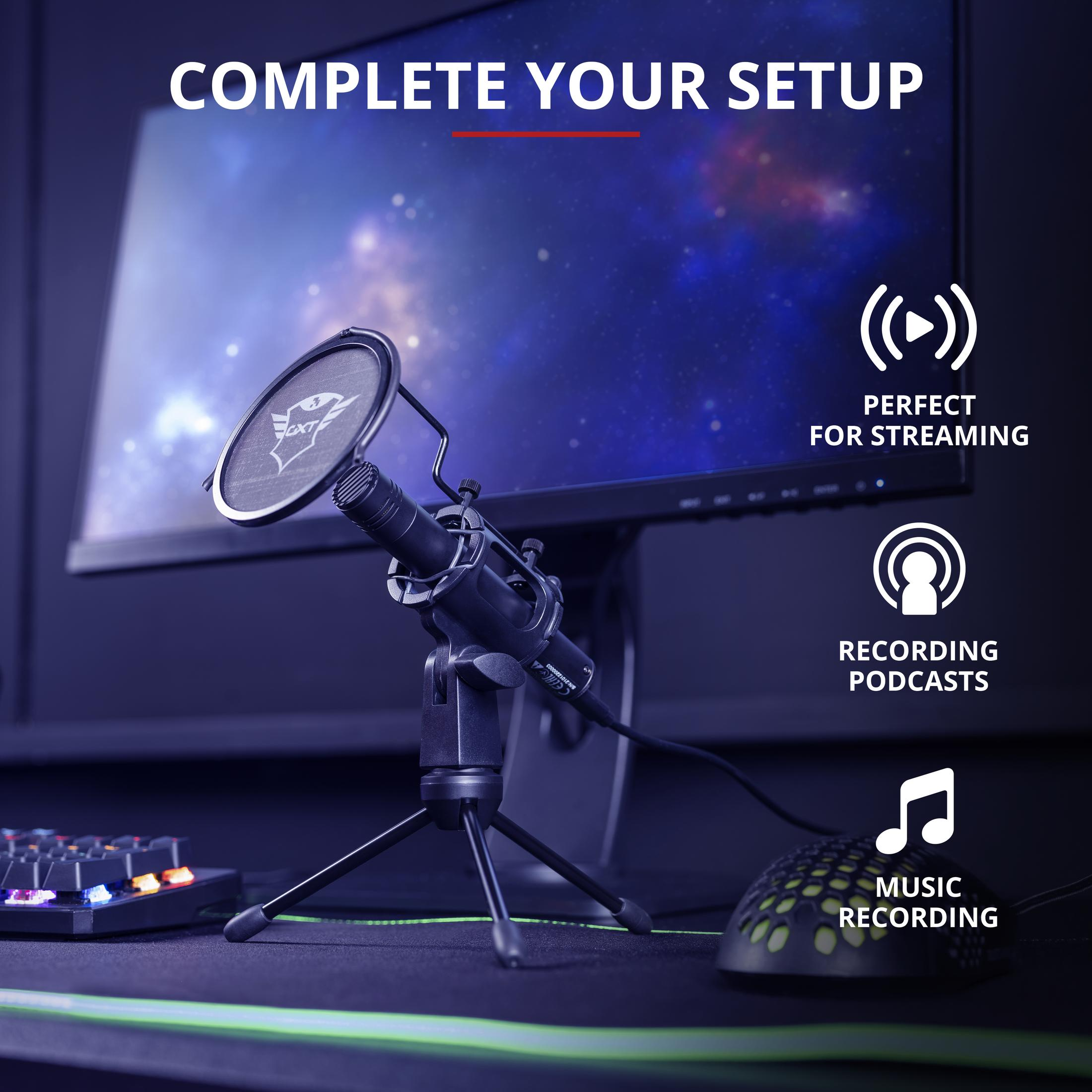 Mikrofon na statywie z filtrem pop. Ekran komputera w tle.