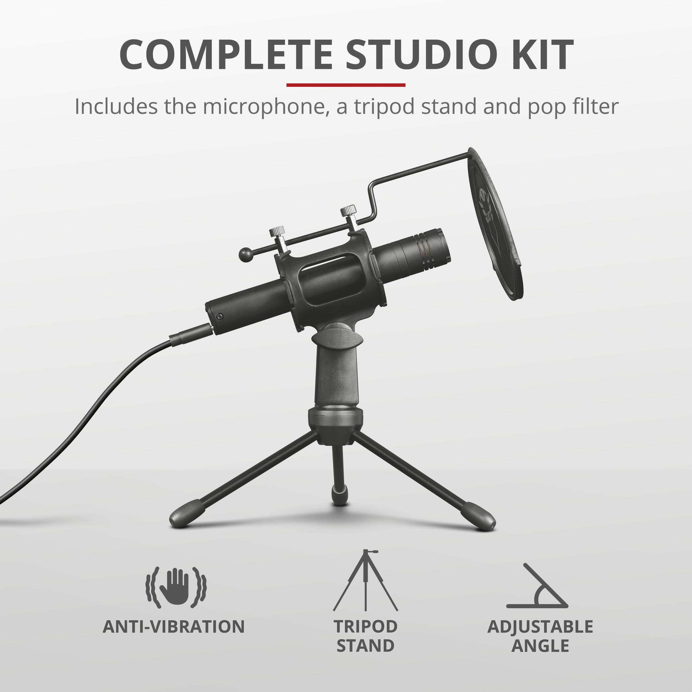 Kompletny zestaw studyjny z mikrofonem, statywem i filtrem pop na białym tle.
