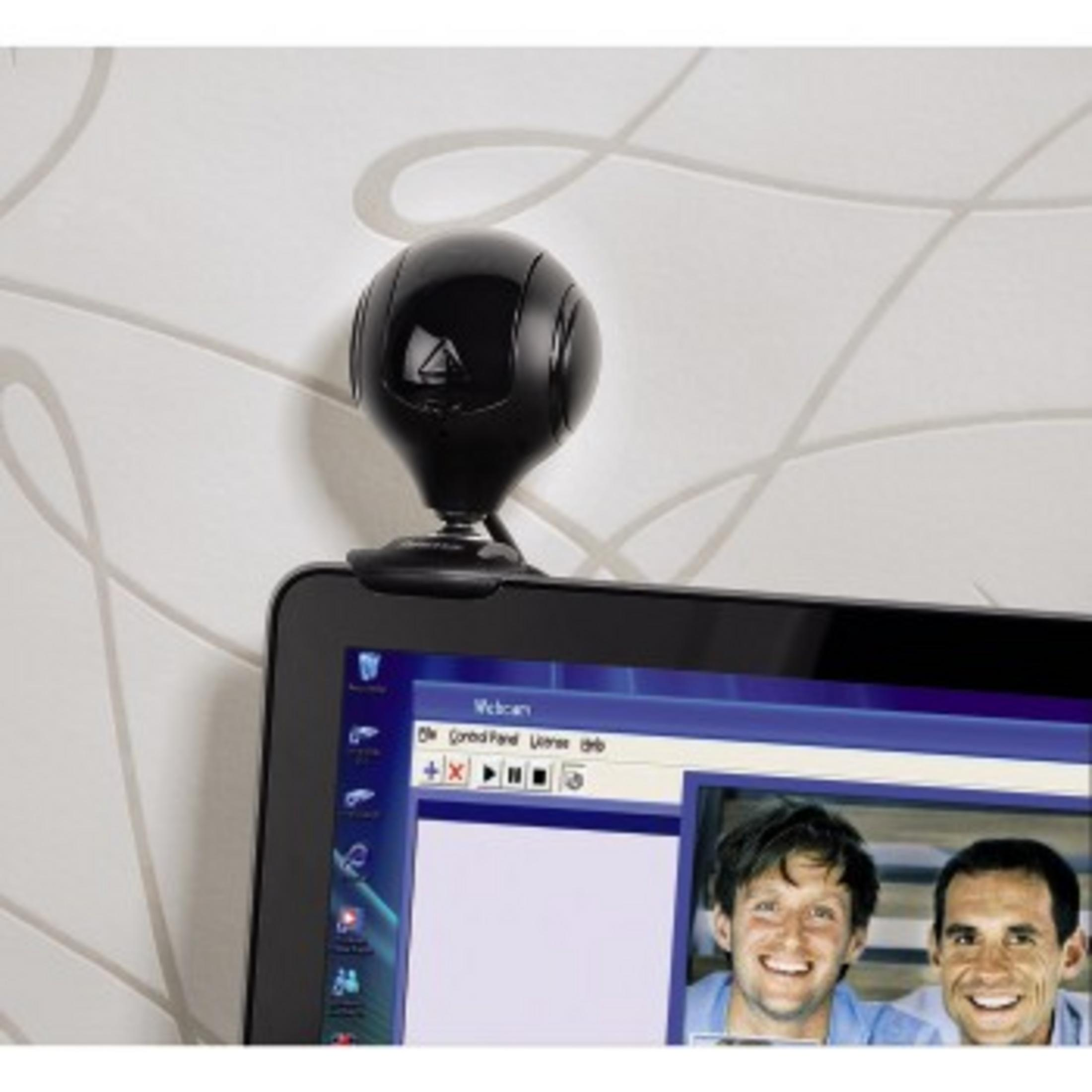 Webcam nera su un laptop, con due uomini nell'immagine dello schermo, su una parete a motivi.