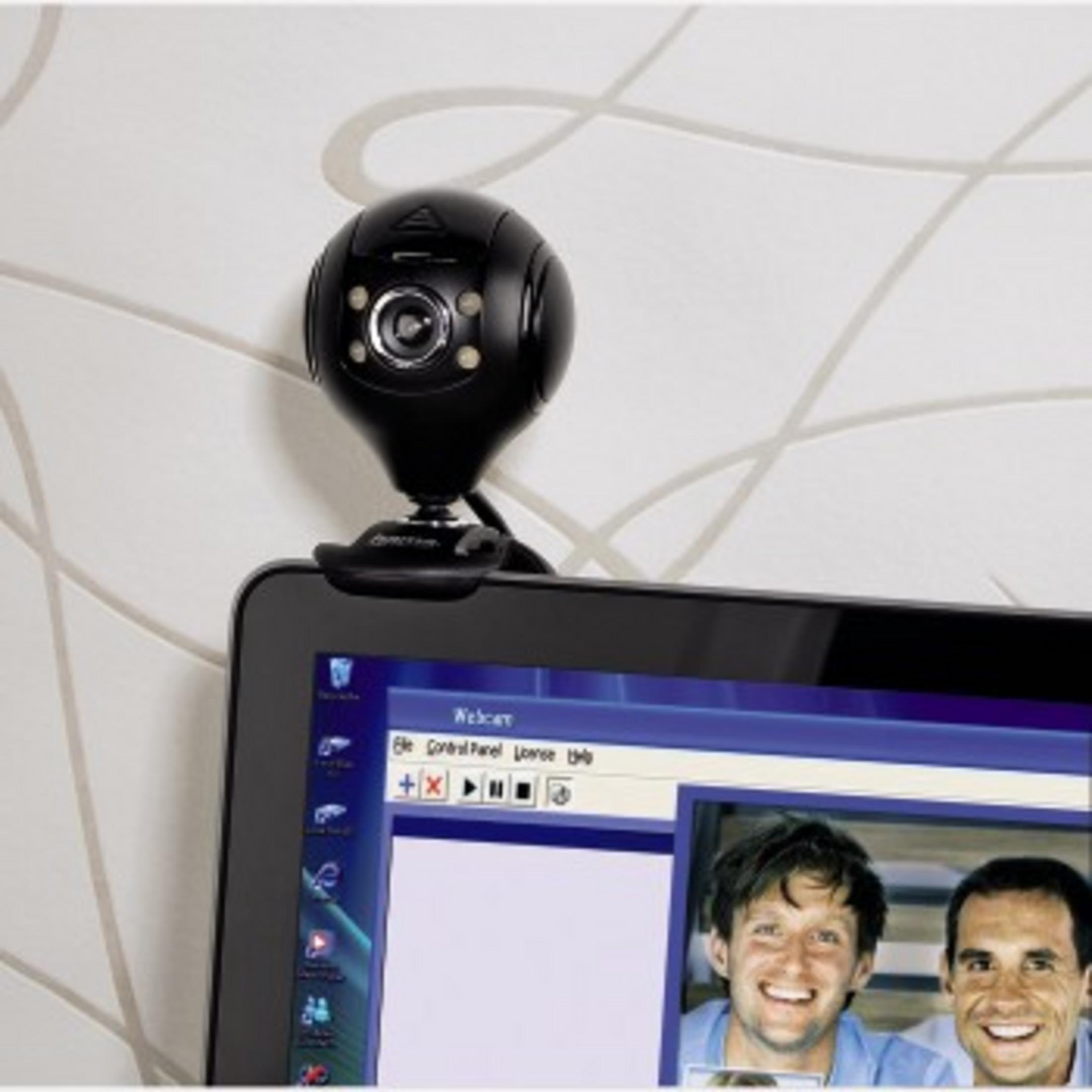 Webcam sopra un monitor, mostra due uomini sullo schermo.