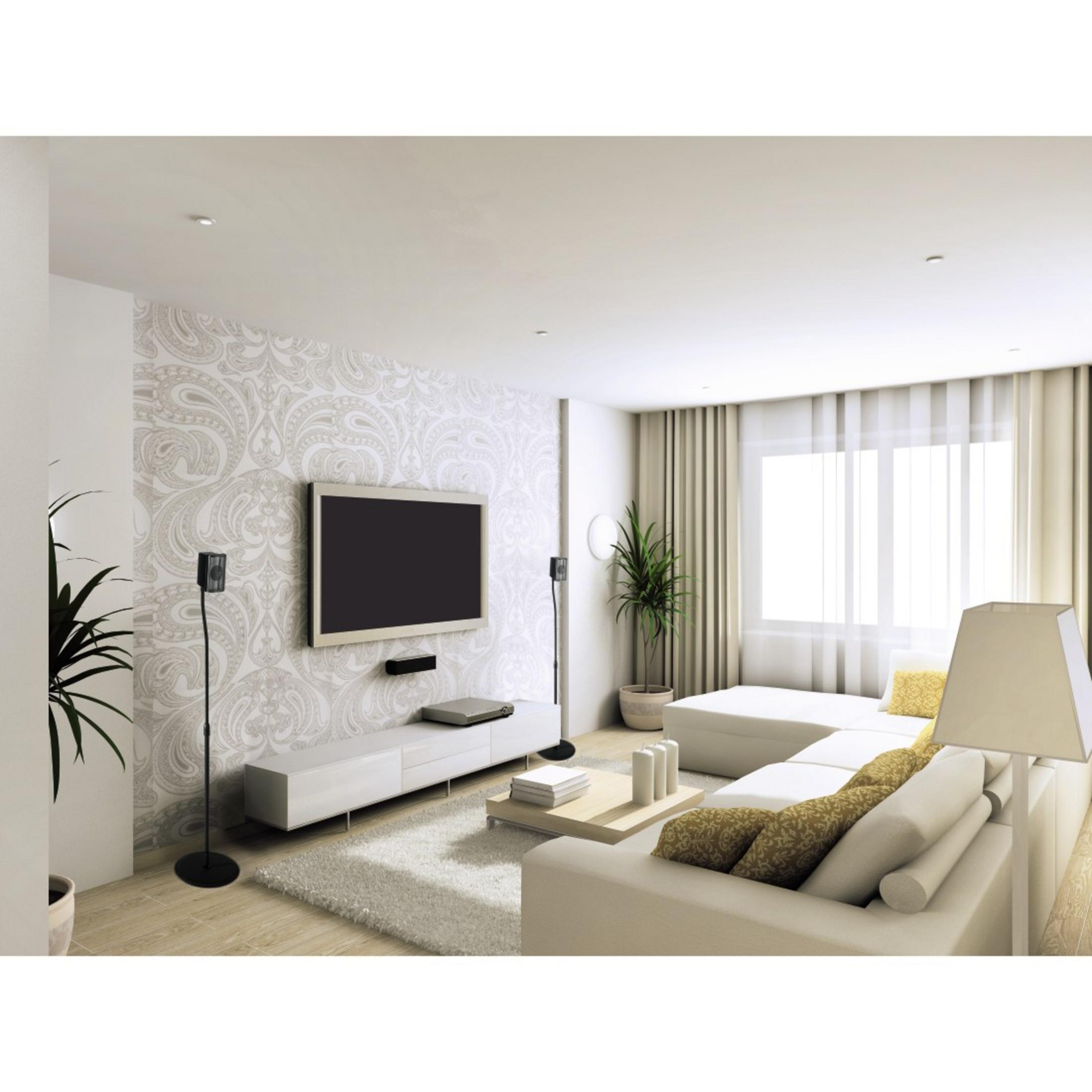 Wohnzimmer mit weißem Sofa, TV, Lautsprechern, Pflanzen und gemusterter Tapete.