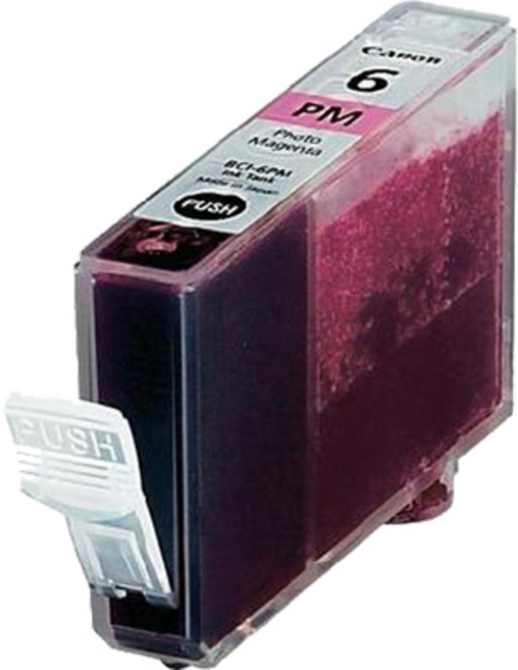 Canon inktcartridge, magenta inkt, op witte achtergrond. Transparante kunststof, drukknop, zwarte details.