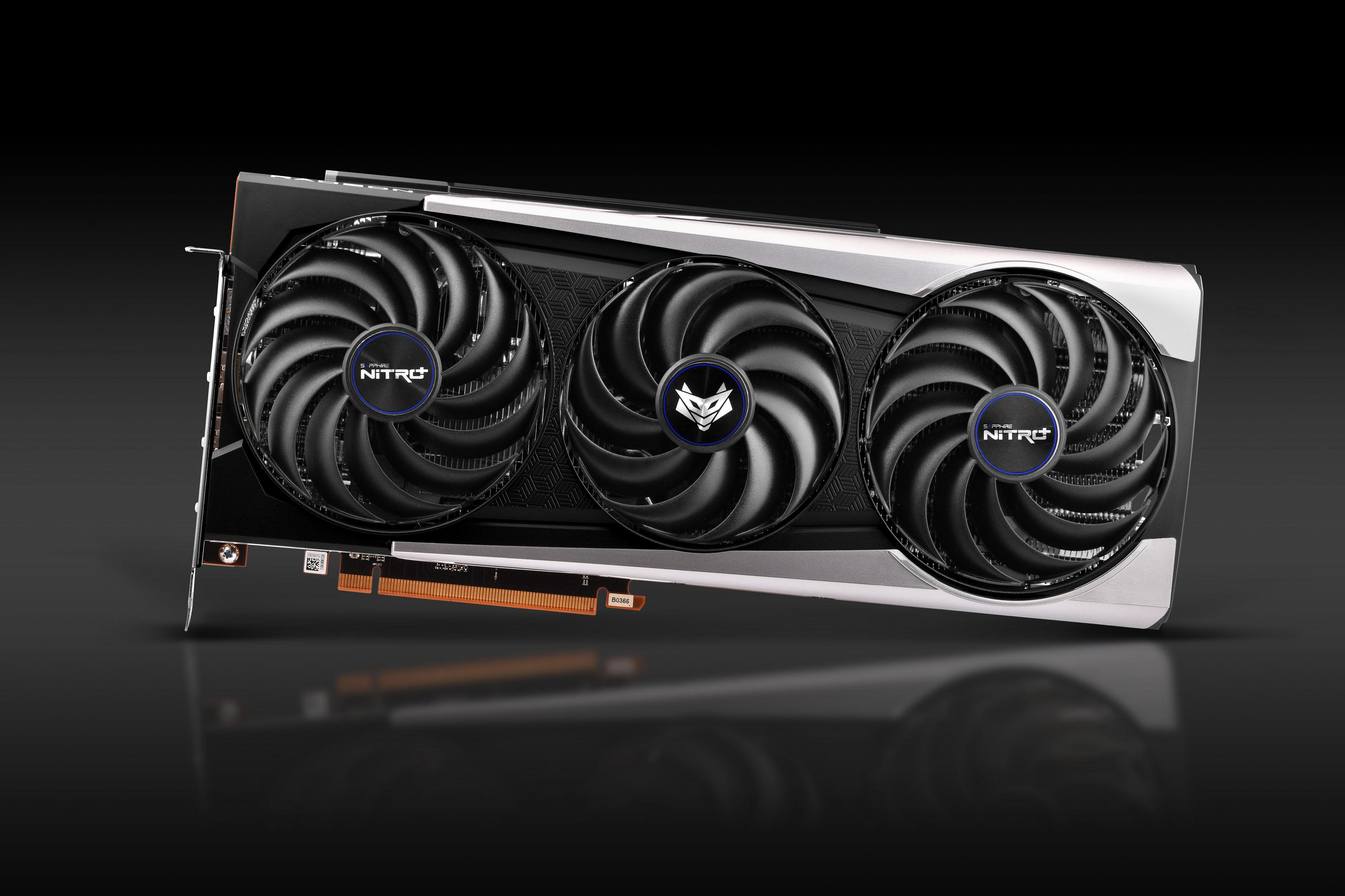 Tarjeta gráfica con tres ventiladores negros, carcasa plateada y logo Nitro.