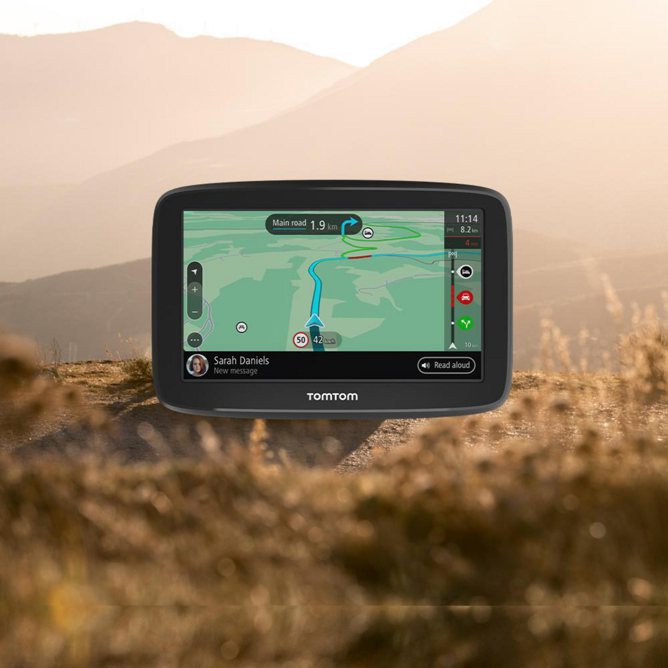 Ein GPS-Gerät zeigt eine Karte mit einer Route, platziert auf einem natürlichen Berggrund.