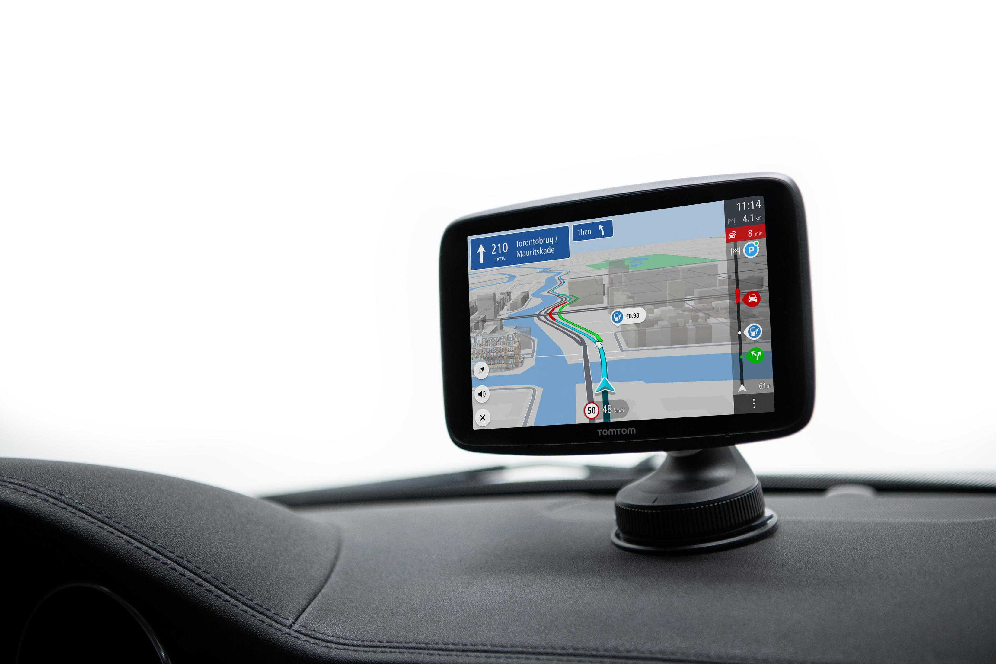 GPS-Gerät auf dem Armaturenbrett eines Autos zeigt eine Karte mit einer Route an. Weißer Hintergrund.