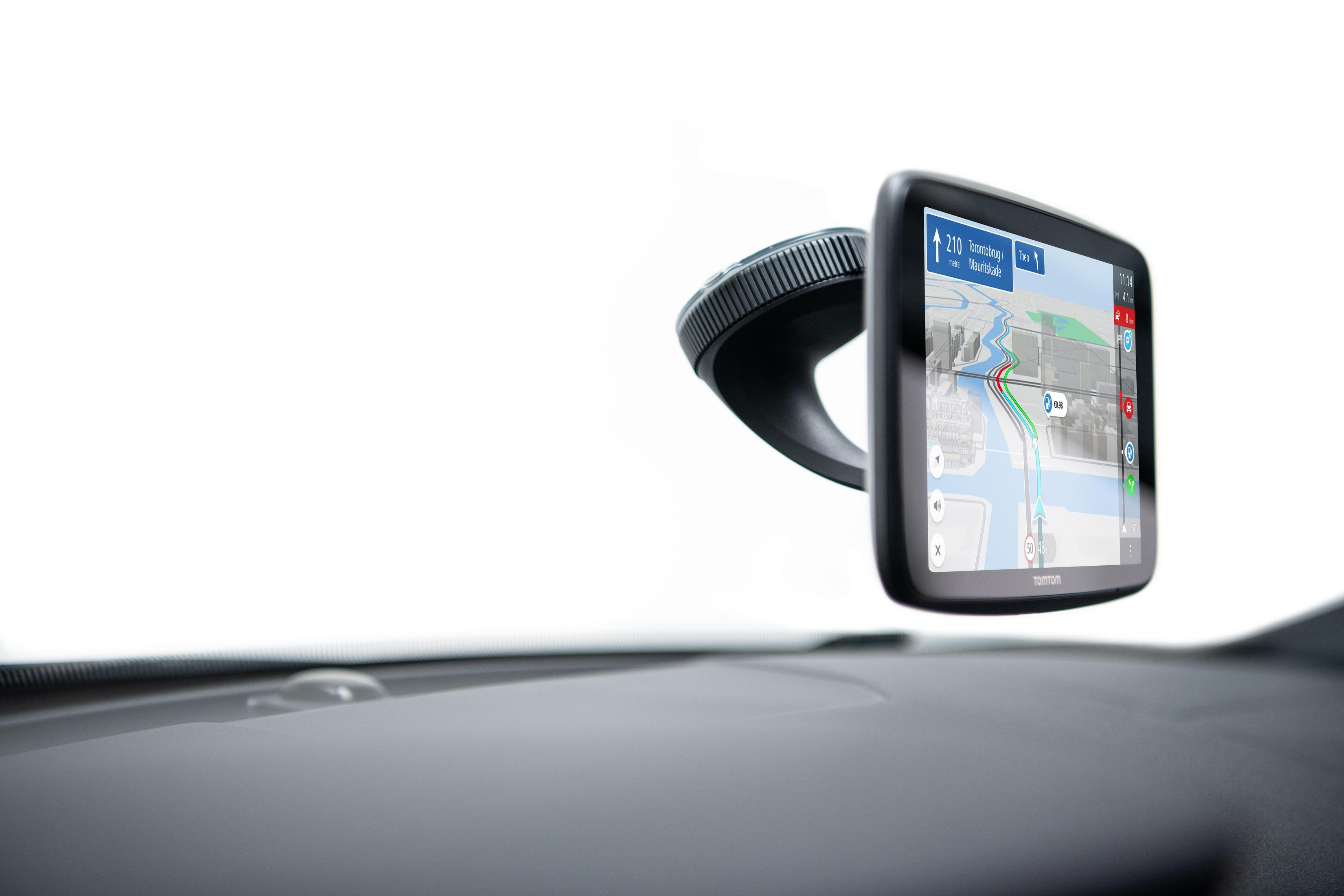 Ein schwarzes GPS-Gerät, das auf dem Armaturenbrett eines Autos montiert ist und eine Karte anzeigt.