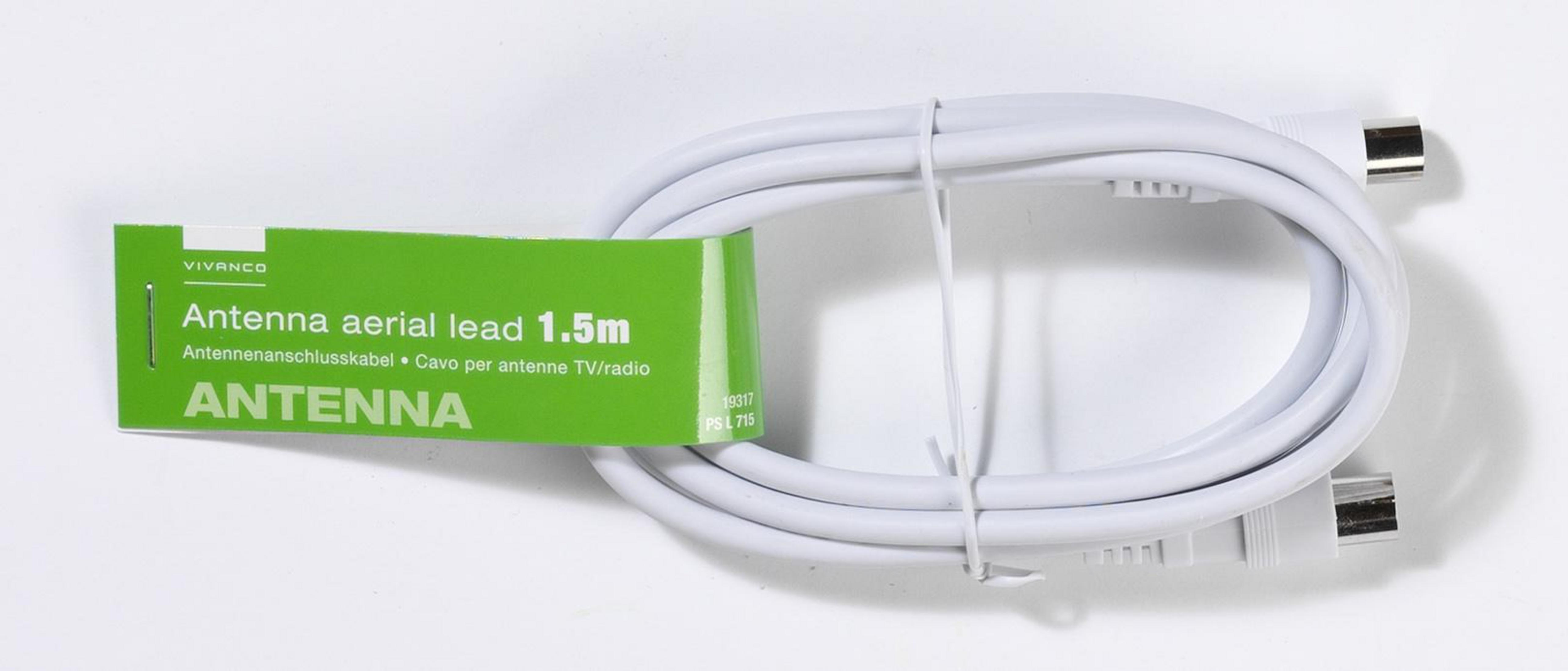 Cable de antena blanco con etiqueta verde. Fondo blanco. Cable enrollado, conectores visibles.