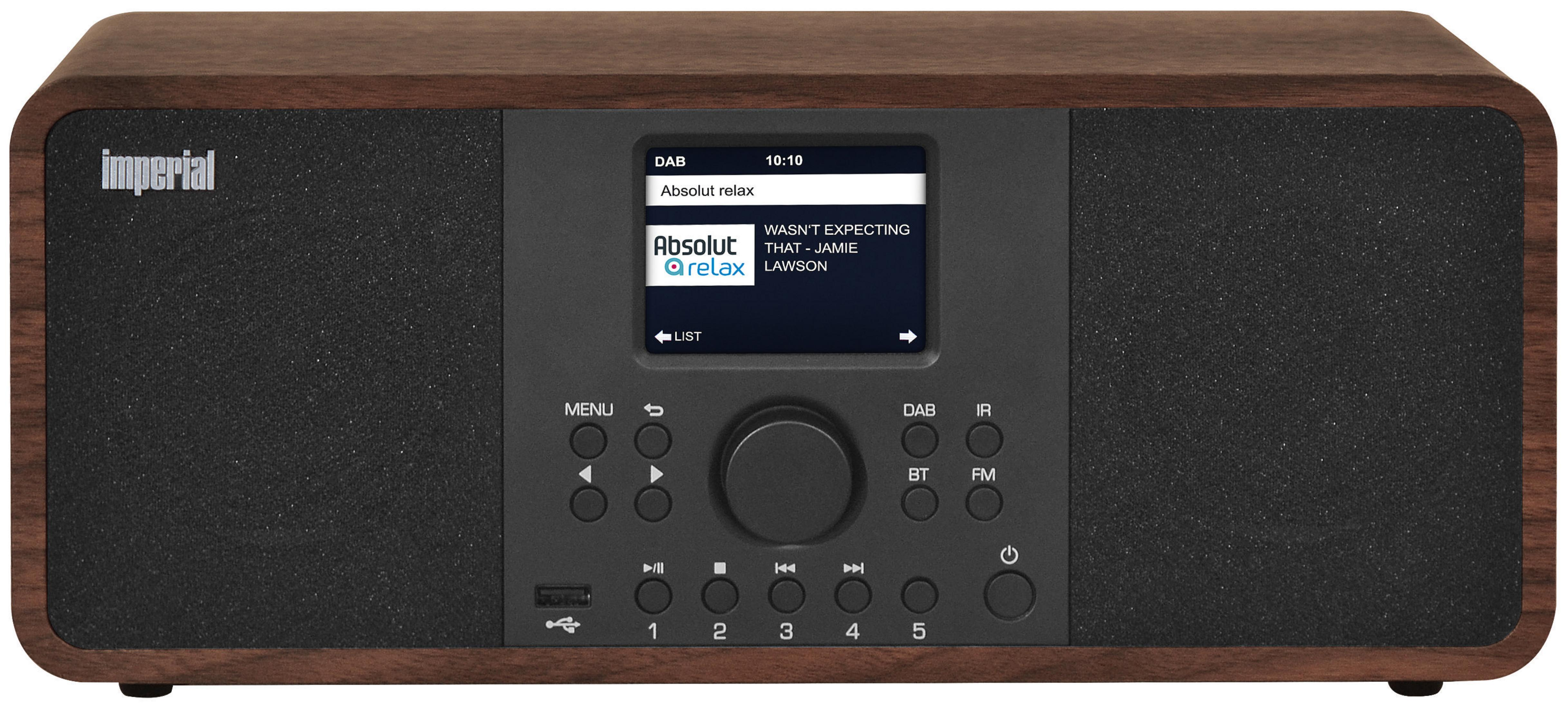 Radio de madera con pantalla digital mostrando información, sobre fondo blanco.