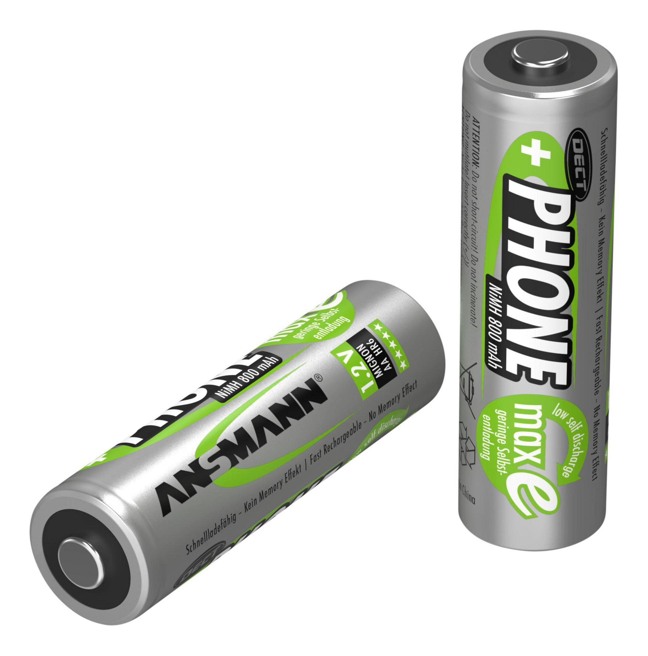 Due batterie AA cilindriche. Sono argentate con etichette verdi e bianche. Lo sfondo è bianco.