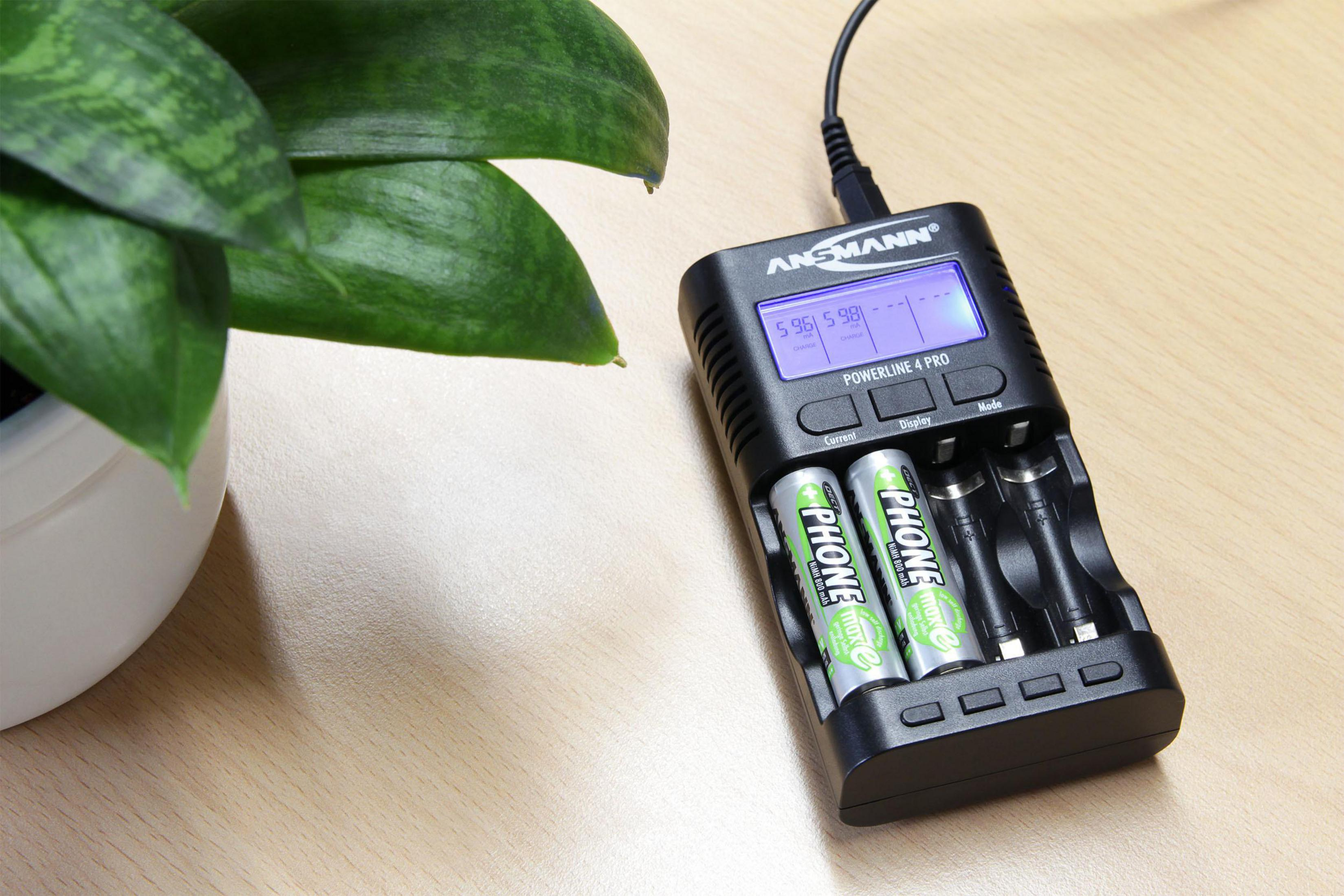 Caricabatterie Ansmann Powerline 4 Pro con batterie inserite. Mostra un display.