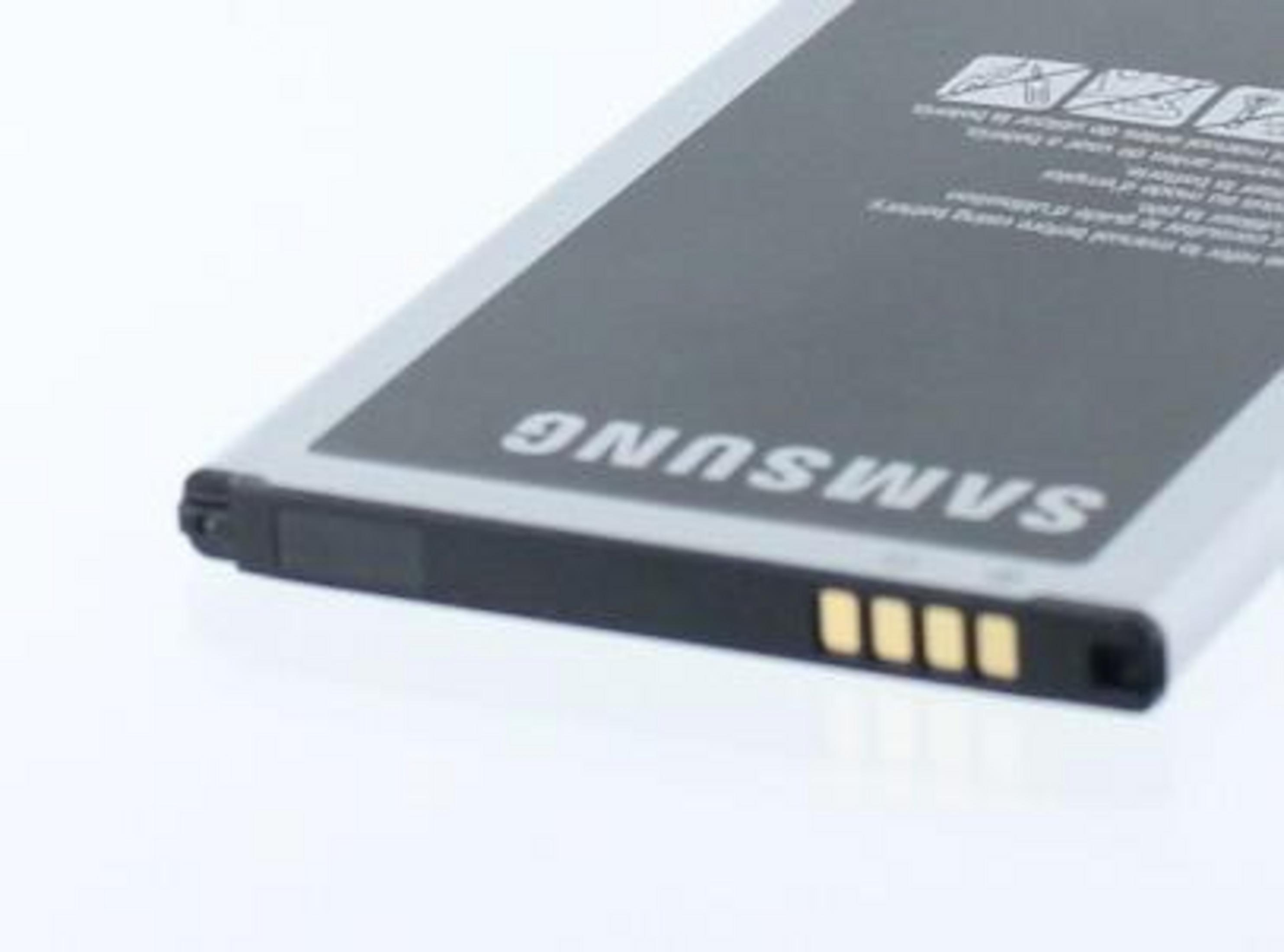 Nahaufnahme einer Samsung-Telefonbatterie. Schwarz und Silber mit goldenen Kontakten. Weißer Hintergrund.